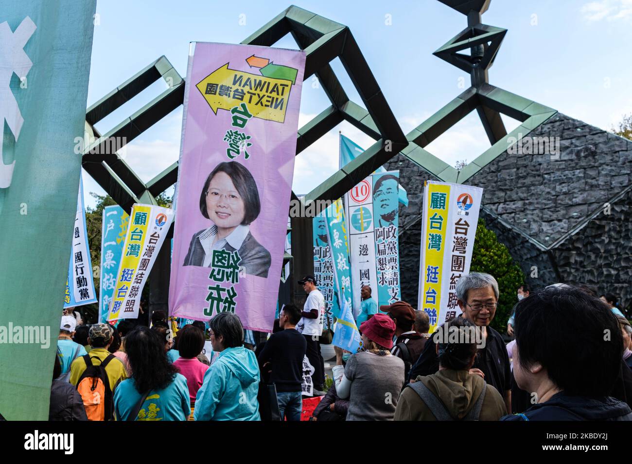 Les manifestants du Mémorial du massaceur de Taipei en 228, portant des banderoles de ''l'Union de solidarité de Taïwan'', de l'Alliance du Parti d'action de Taïwan'' et de Tsail ing-wen sur 5 janvier 2020, à Taipei, Taïwan, au cours d'une manifestation pro-indépendance. (Photo par Jose Lopes Amaral/NurPhoto) Banque D'Images