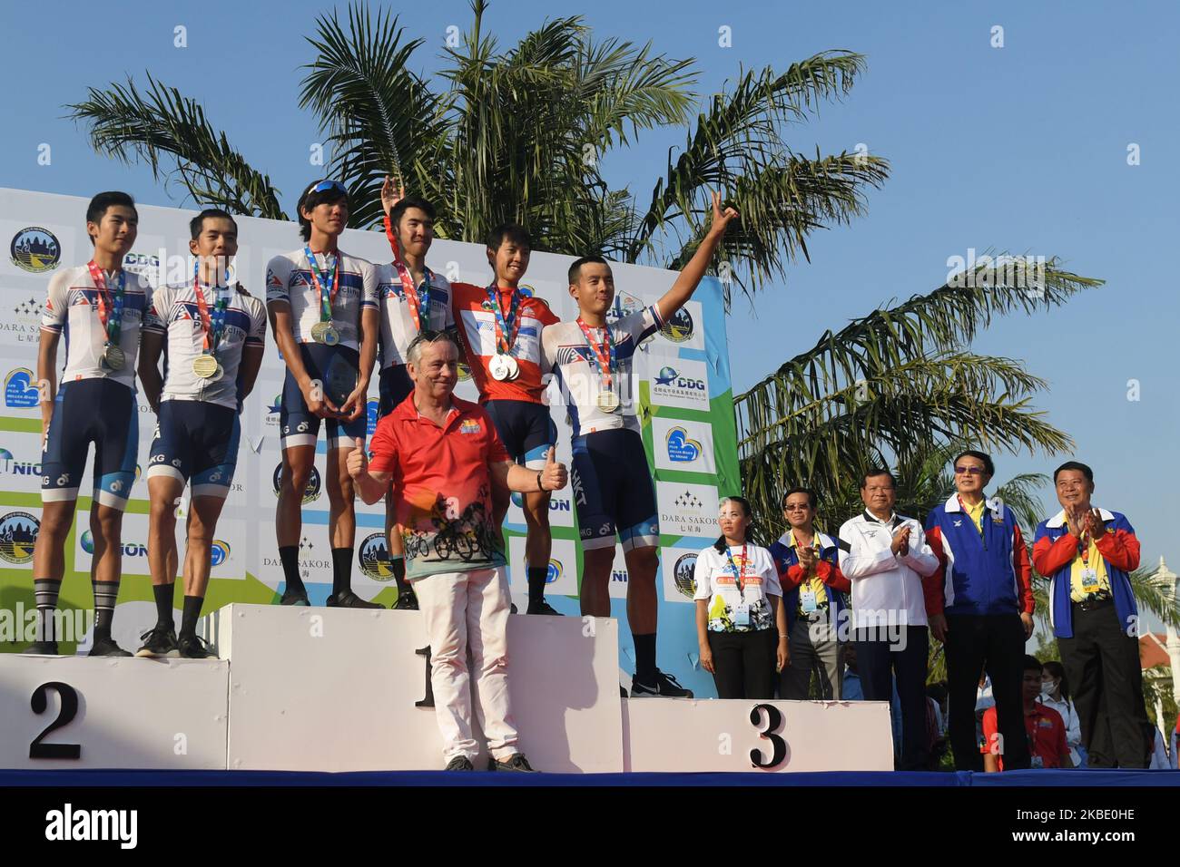 Bruno Bodard, directeur général des plus beaux Bays du World Club, avec des membres de l'équipe cycliste HKSI Pro, une équipe gagnante, à la ligne d'arrivée de la troisième étape de la première excursion cycliste de la baie du Cambodge, a 142,3km de Bokor Gateway à Kep City. Lundi, 6 janvier 2020, Kep ville, province de Kep, Cambodge. (Photo par Artur Widak/NurPhoto) Banque D'Images