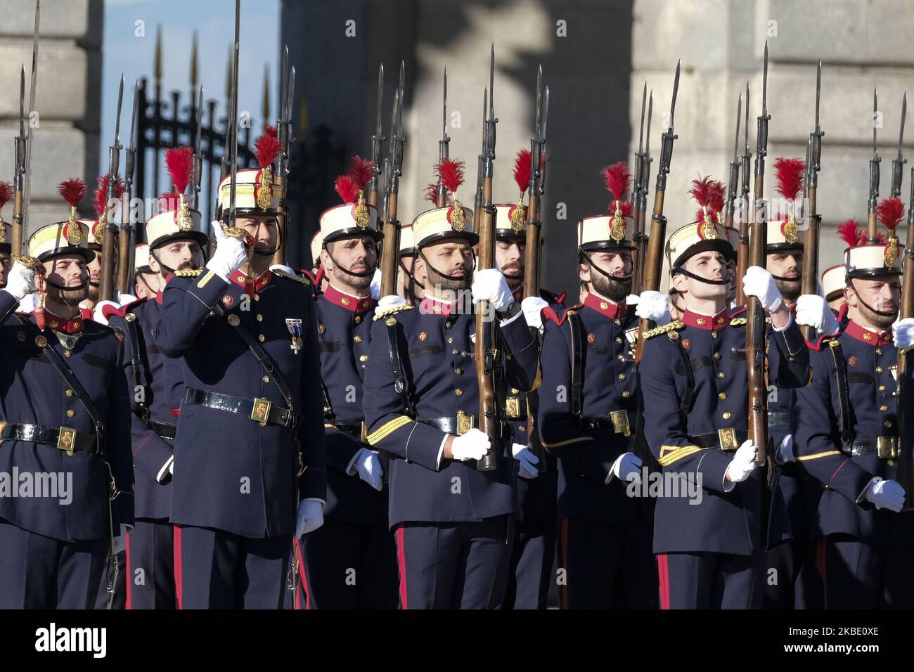 Les gardes royaux espagnols défilent sur le terrain de parade du Palais royal pendant la célébration de l'armée pour marquer le jour de Pascua Militar dans le centre de Madrid, Espagne, 06 janvier 2020. Le roi d'Espagne Felipe VI préside la cérémonie annuelle de l'armée pour marquer le jour de l'Epiphanie au Palais Royal. Le roi d'Espagne Carlos III a établi cette cérémonie en 1782 après que les troupes espagnoles ont capturé la ville de Mahon, sur l'île de Minorque, en plus des troupes britanniques, le 06 janvier 1782. (Photo par Oscar Gonzalez/NurPhoto) Banque D'Images