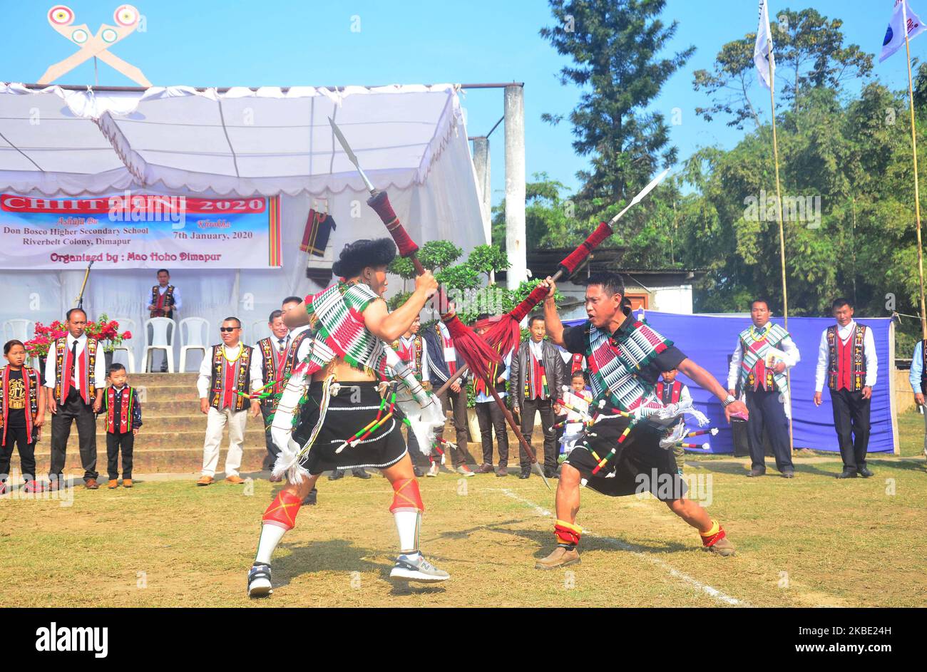 Les tribesmen de Mao exécutent une danse pendant le festival de Chiithuni (nouvel an) à Dimapur, dans l'État du Nagaland, au nord-est de l'Inde, le mardi 07 janvier 2020. Le festival Chiithuni célébré par le Mao signifie la vie humaine créée par Dieu des dieux le premier jour du mois du calendrier lunaire de l'année. (Photo de Caisii Mao/NurPhoto) Banque D'Images