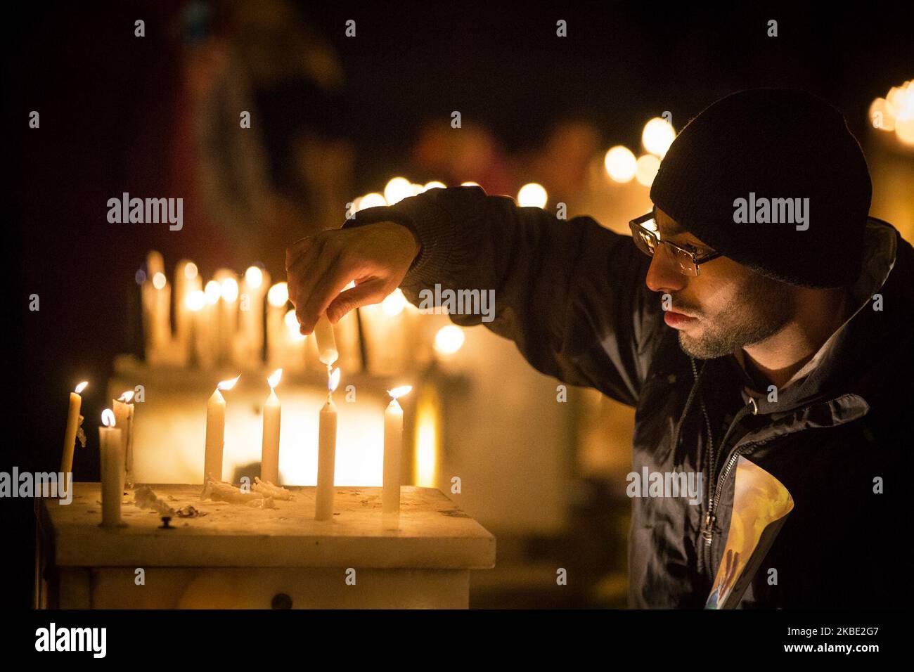 Le peuple iranien dans diverses parties du pays, en particulier le peuple de la capitale iranienne, a allumé des bougies et pleuré la nuit de l'inhumation du général Qasem Soleimani, à Téhéran, en Iran, sur 7 juin 2019. Des bourdonnements ont envahi les rues de Téhéran pour des cérémonies rendant hommage à Soleimani, qui a dirigé les opérations iraniennes au Moyen-Orient en tant que commandant des forces de défense des gardes révolutionnaires et a été tué lors d'une frappe de drone américain sur 3 janvier près de l'aéroport de Bagdad. (Photo par Hamid Vakili/NurPhoto) Banque D'Images