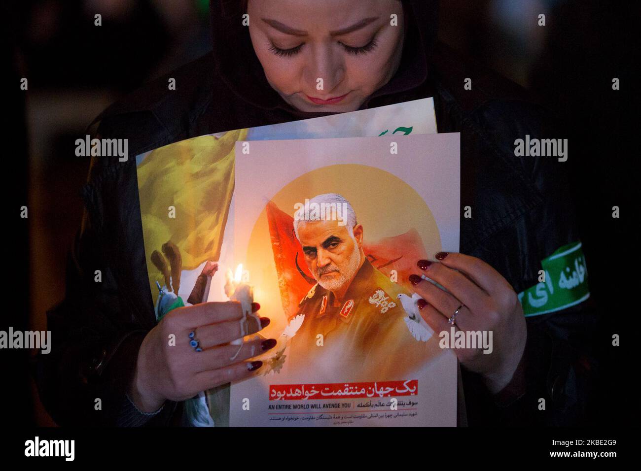 Le peuple iranien dans diverses parties du pays, en particulier le peuple de la capitale iranienne, a allumé des bougies et pleuré la nuit de l'inhumation du général Qasem Soleimani, à Téhéran, en Iran, sur 7 juin 2019. Des bourdonnements ont envahi les rues de Téhéran pour des cérémonies rendant hommage à Soleimani, qui a dirigé les opérations iraniennes au Moyen-Orient en tant que commandant des forces de défense des gardes révolutionnaires et a été tué lors d'une frappe de drone américain sur 3 janvier près de l'aéroport de Bagdad. (Photo par Hamid Vakili/NurPhoto) Banque D'Images