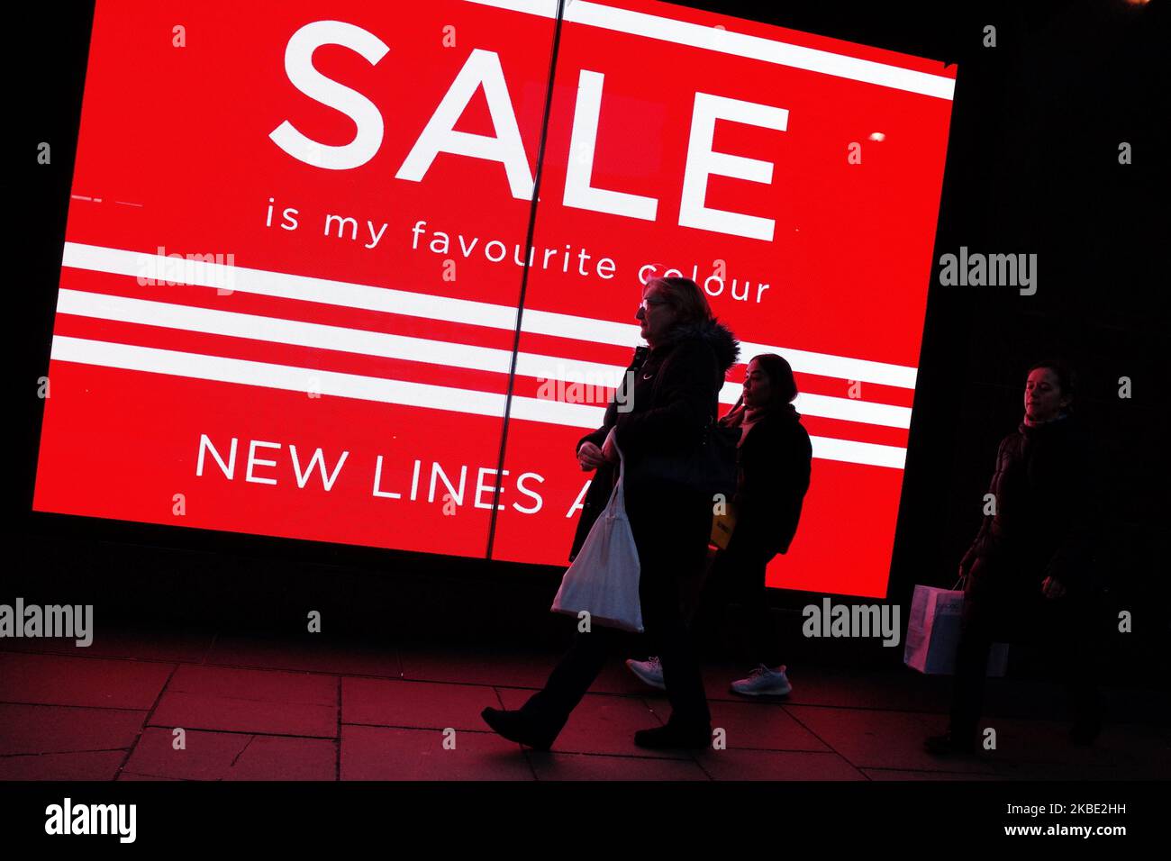 Les gens marchent devant une affiche de vente sur un affichage numérique dans la fenêtre du grand magasin House of Fraser sur Oxford Street à Londres, Angleterre, sur 7 janvier 2020. (Photo de David Cliff/NurPhoto) Banque D'Images