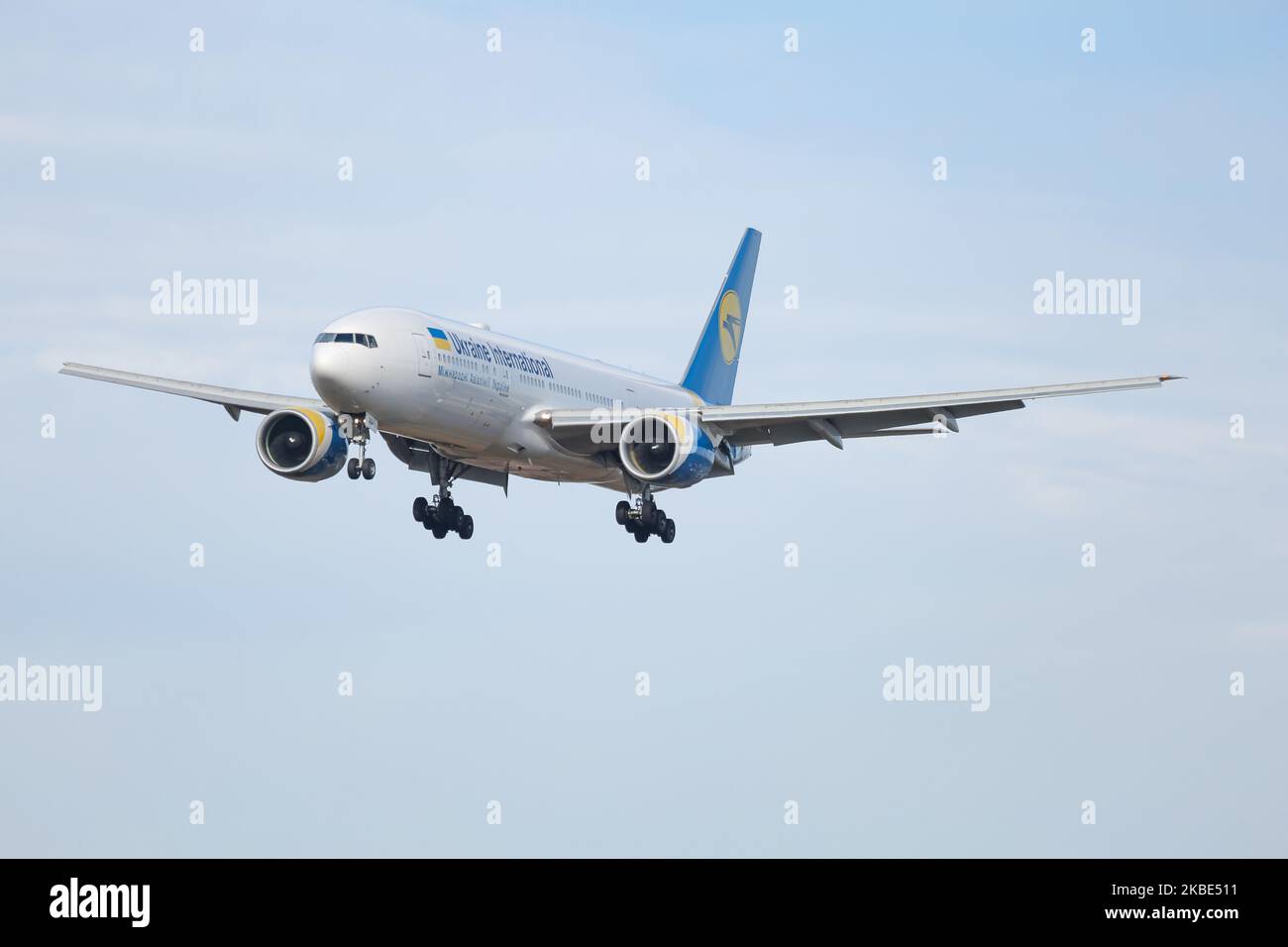 Ukraine International Airlines UIA Boeing 777, plus précisément Boeing 777-2Q8(ER), avions de passagers commerciaux vus lors de l'atterrissage final à l'aéroport international JFK KJFK de New York. L'avion long-courrier à large corps Boeing 777-200 de la gamme étendue est équipé des moteurs à jet UR-GOA, 2x PW PW4090. UIA / AUI / PS est le porte-drapeau ukranien, avec le centre principal à la capitale de l'Ukraine Kiev - aéroport de Boryspil . Sur 8 janvier 2020, un Boeing 737-800 a enregistré UR-PSR, le vol PS 752 de l'aéroport Imam Khomeini de Téhéran en Iran à Kiev, s'est écrasé peu après le décollage. New York, Etats-Unis - 14 novembre 2019 Banque D'Images