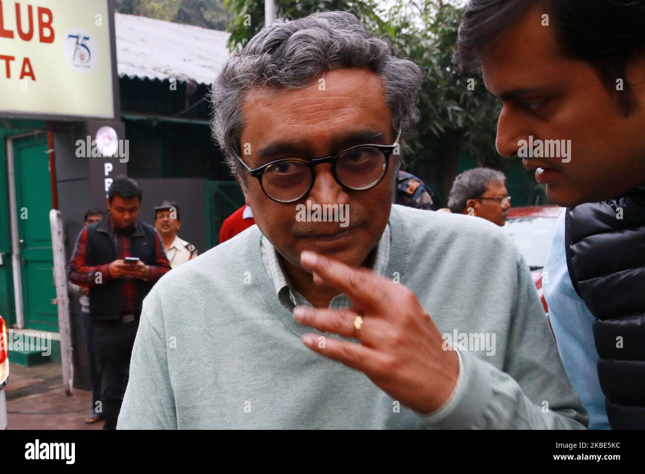 BJP membre de Parlament (MP) M. Swapan Dasgupta après des conférences de presse du club de presse de Kolkata sur 09 janvier 2019 à Kolkata (Inde). Mercredi, pendant six heures, les étudiants de Viswa Bharati au Shantiniketan du Bengale occidental ont gardé BJP Rajya Sabha MP Swapan Dasgupta enfermé à l'intérieur d'un bâtiment où il avait donné une conférence intitulée ''CAA 2019: Compréhension et interprétations''. Les étudiants protestaient contre la décision du vice-chancelier d'inviter seulement un porte-parole du BJP à la conférence et non des orateurs ayant des points de vue différents. Une autre épine dans la chair pour les étudiants était que la conférence était Banque D'Images