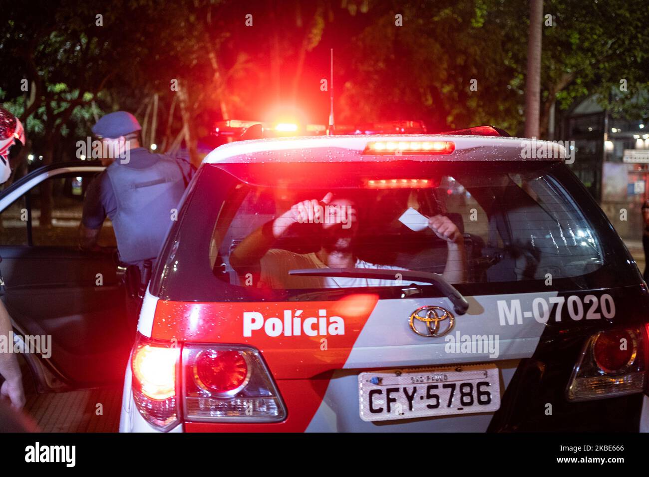 Un manifestant est assis à l'arrière du véhicule de police militaire alors qu'il est arrêté lors d'une manifestation contre l'augmentation du tarif des transports à São Paulo, au Brésil, au 09 janvier 2020. (Photo de Felipe Beltrame/NurPhoto) Banque D'Images