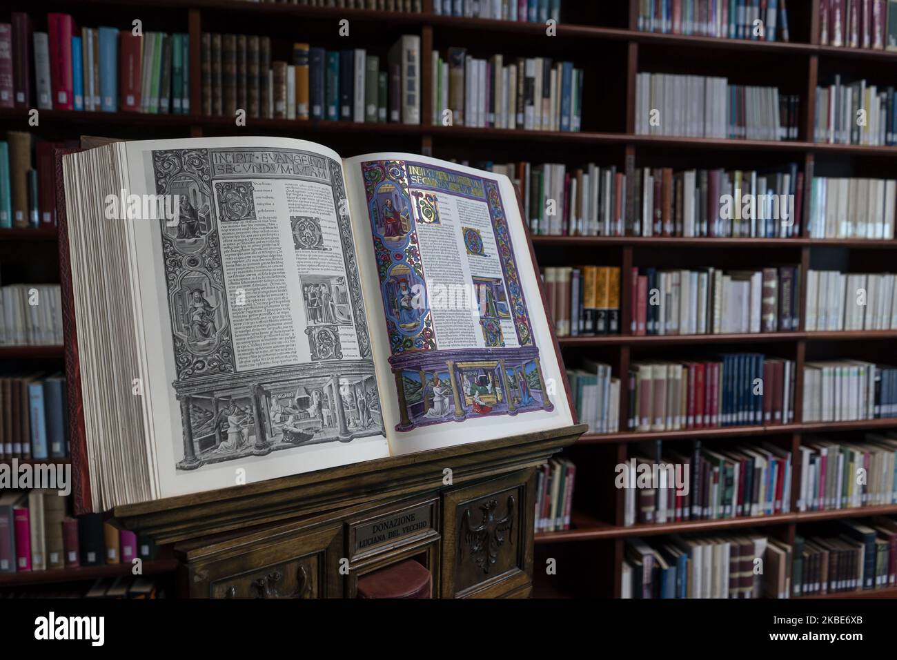 Détail du livre illustré qui précède l'entrée de la bibliothèque du Centre International Domus Galilaeae ou Domus Galilée, qui est un centre de formation et de retraite en Israël, qui depuis 1999, abrite un point de prière pour les personnes appartenant à la voie Neocatechuménale et pour l'Eglise Catholique, Situé à côté de la mer de Galilée ou du lac Tibériade. (Photo de Joaquin Gomez Sastre/NurPhoto) Banque D'Images