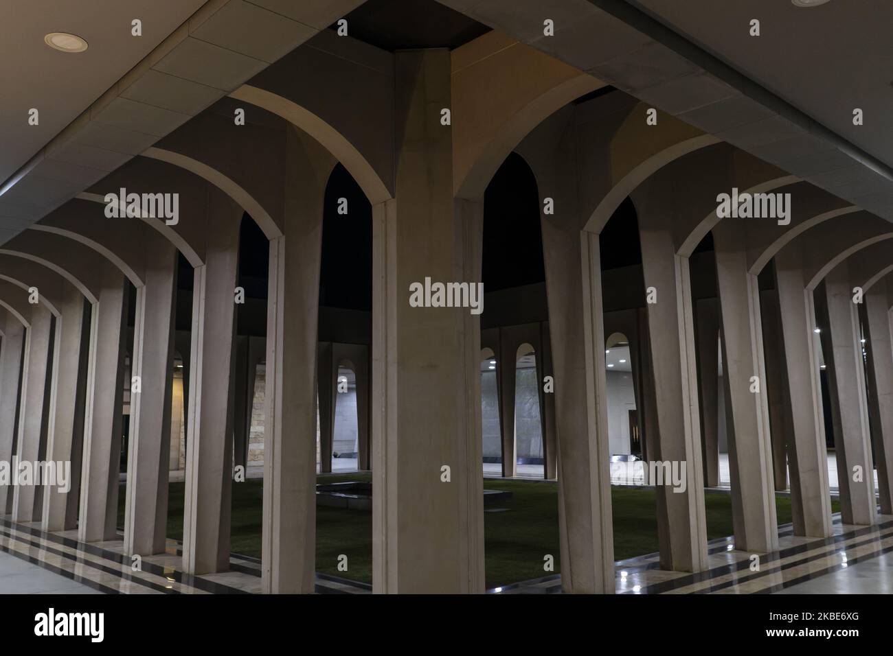 Colonnes en tant que cloître dans le hall d'entrée du Centre International Domus Galilaeae ou Domus Galilée, qui est un centre de formation et de retraite en Israël, qui depuis 1999, abrite un point de prière pour les personnes appartenant à la voie néocatéchuménale et pour l'Eglise catholique, Situé à côté de la mer de Galilée ou du lac Tibériade. (Photo de Joaquin Gomez Sastre/NurPhoto) Banque D'Images