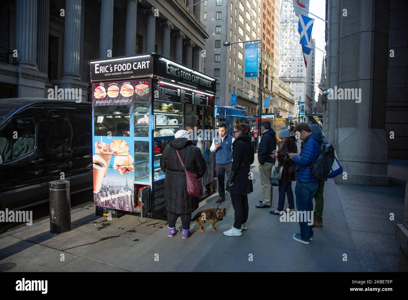 Célèbre camion de restauration rapide emblématique de New York City vendant Hot Dog, Halal, Kebab, Gyros, Pretzel et bagels chariot de vente de nourriture de rue à Manhattan. NYC, Etats-Unis sur 13 novembre 2019. (Photo de Nicolas Economou/NurPhoto) Banque D'Images
