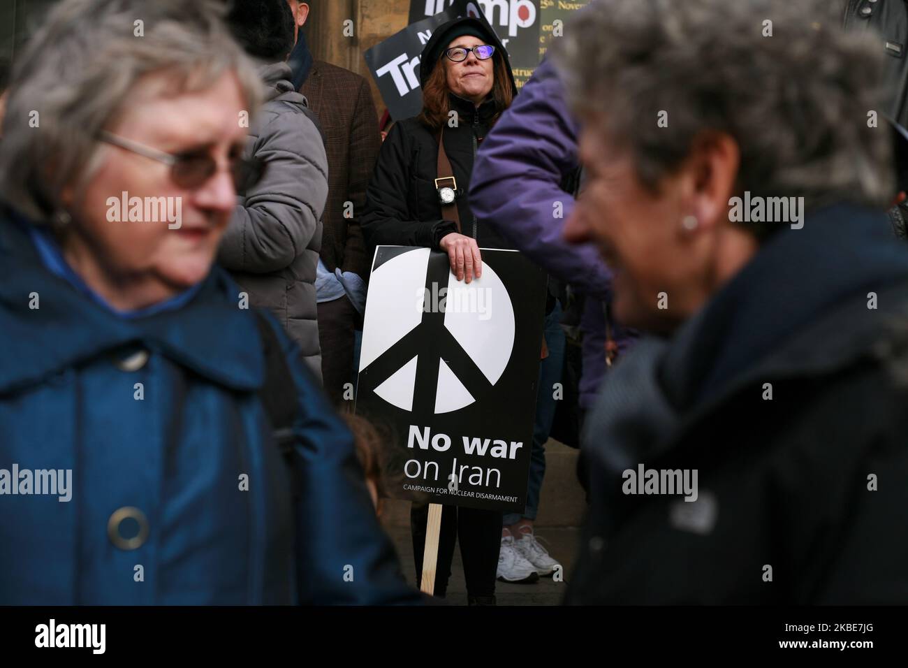 Les activistes appellent à une manifestation « pas de guerre contre l'Iran » et à une marche organisée par la Coalition Halte à la guerre et la campagne pour le désarmement nucléaire (CND) à Londres, en Angleterre, sur 11 janvier 2020. Les tensions entre les Etats-Unis et l’Iran ont atteint leur plus haut niveau depuis la crise des otages de 1979 cette semaine, à la suite du meurtre du commandant militaire iranien Qassem Suleimani par une frappe d’un drone américain à Bagdad sur 3 janvier. Suleimani, chef de la division de la Force de paix d'outre-mer du corps des Gardiens de la révolution islamique (IRGC), était l'un des principaux architectes du polic militaire régional iranien Banque D'Images