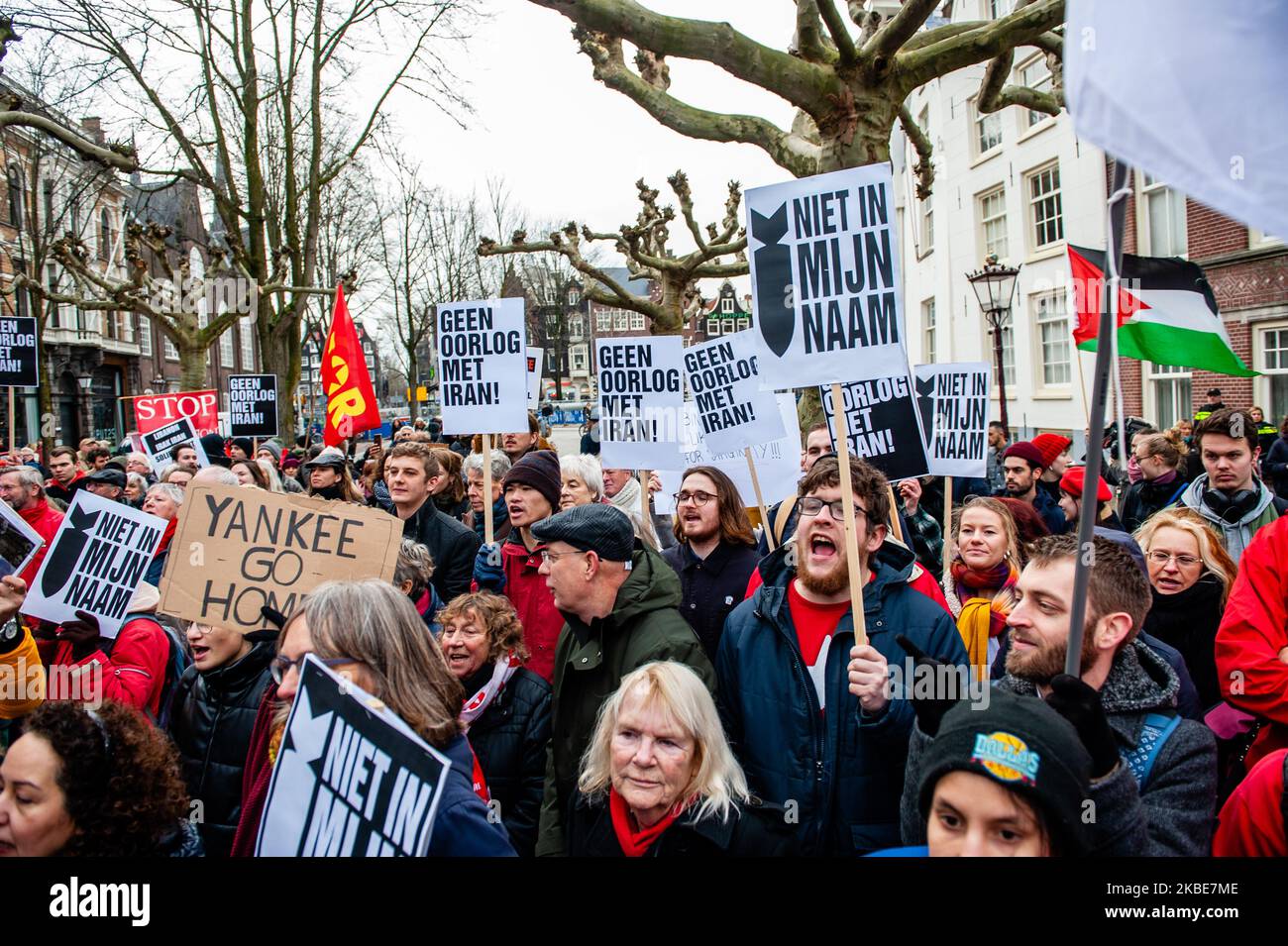 Les gens crient en tenant des pancartes, lors de la manifestation pas de guerre sur l'Iran, à Amsterdam sur 11 janvier 2020. (Photo par Romy Arroyo Fernandez/NurPhoto) Banque D'Images