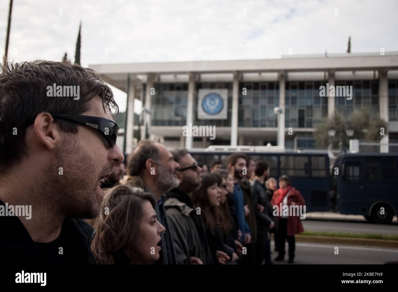 Des milliers de personnes défilent à l'ambassade des États-Unis pour manifester contre le gouvernement américain et surtout sur l'assassinat du général iranien Qassem Soleimani par l'administration Trump le 2020 11 janvier à Athènes, en Grèce. (Photo de Nikolas Kokovovlis/NurPhoto) Banque D'Images