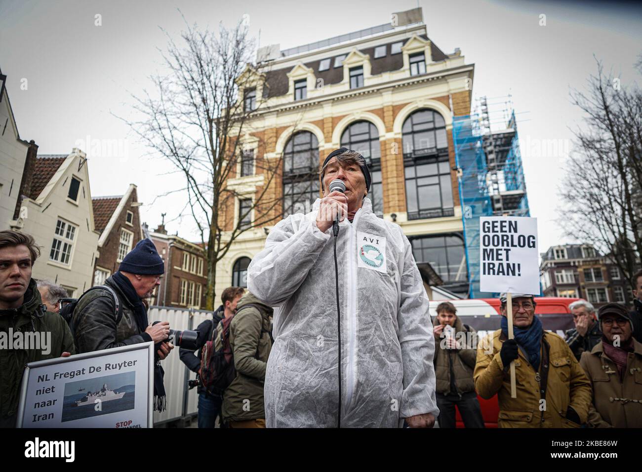 Une foule d'organisations et de membres de partis politiques se sont réunis au Spui à Amsterdam, aux pays-Bas, pour une 11 janvier 2020 manifestation contre une guerre possible avec l'Iran. (Photo par Oscar Brak/NurPhoto) Banque D'Images