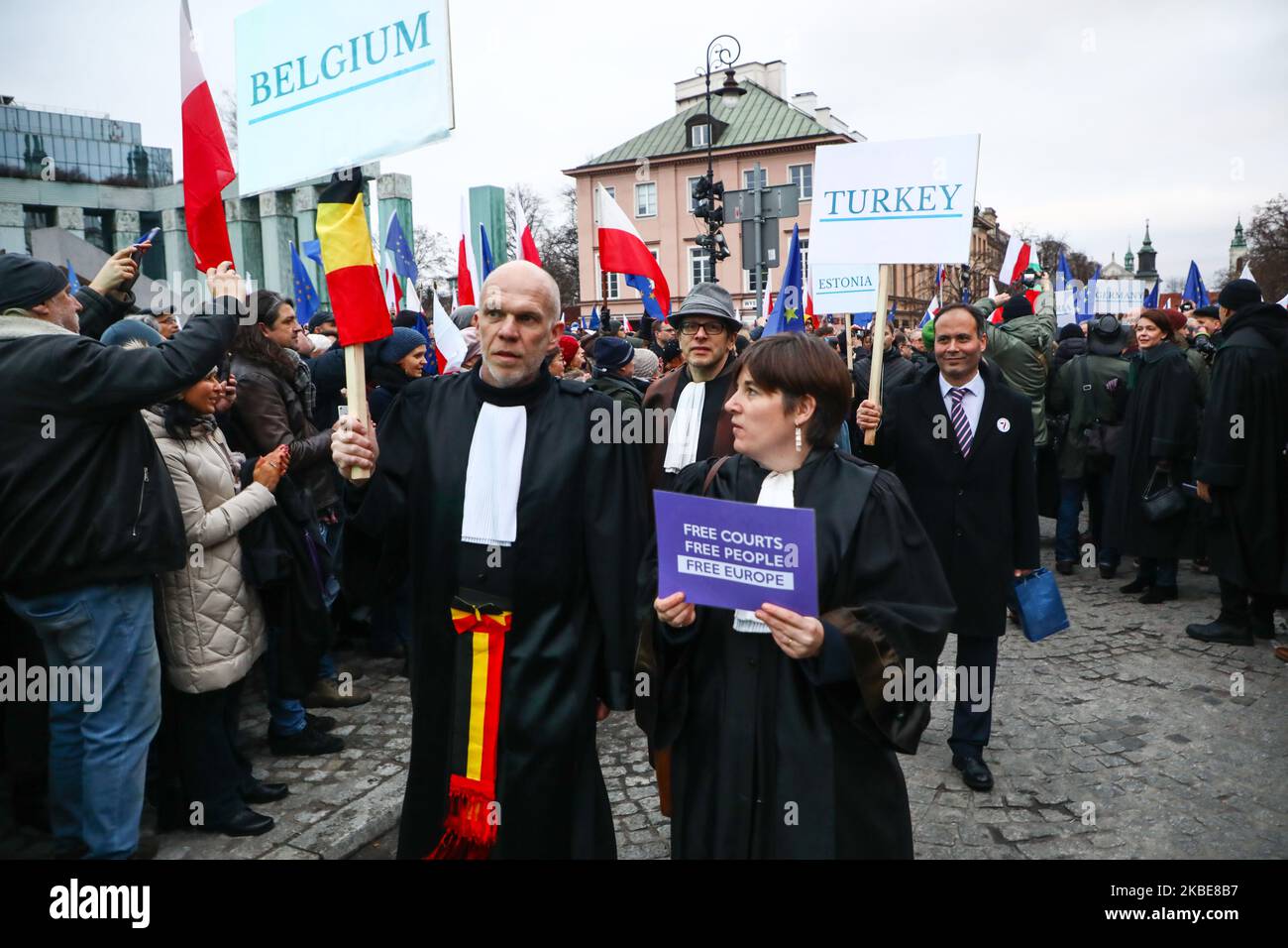 Les juges des pays européens assistent à la « Marche des milliers de robes » à Varsovie, en Pologne, le 11 janvier 2020. L'événement a été organisé par des associations de juges polonais pour protéger l'indépendance des tribunaux et contre les réformes judiciaires prévues par le parti au pouvoir droit et Justice. (Photo de Beata Zawrzel/NurPhoto) Banque D'Images