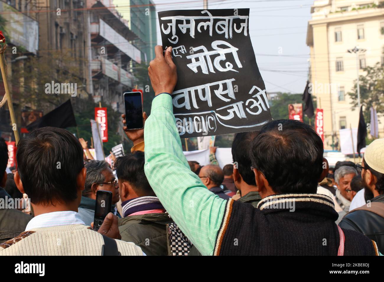 Une militante (C) crie des slogans contre le Premier ministre indien Narendra Modi alors qu'elle participe avec d'autres à une protestation contre la nouvelle loi indienne sur la citoyenneté, à Kolkata sur 11 janvier 2020. (Photo de Debajyoti Chakraborty/NurPhoto) Banque D'Images