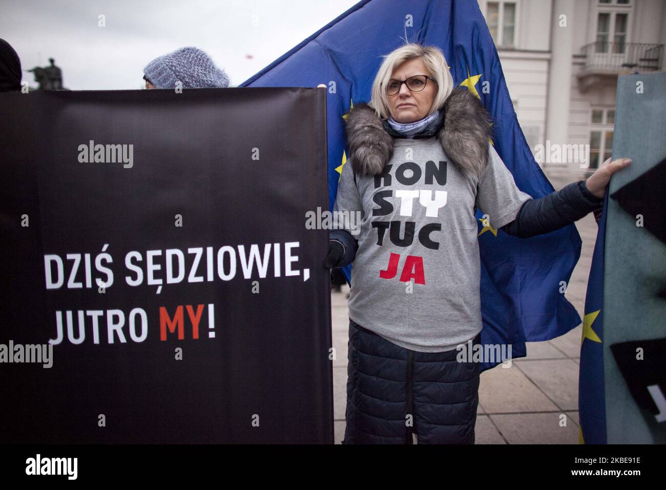 Des manifestants vus lors de manifestations massives contre les réformes du système judiciaire ont appelé la « Marche des milliers de toges » à Varsovie le 11 janvier 2019. (Photo de Maciej Luczniewski/NurPhoto) Banque D'Images