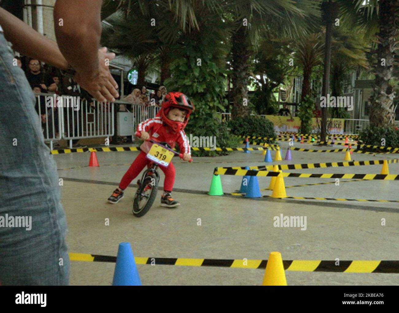 En janvier 11,2020, les coureurs de vélo de jeune âge participent à la compétition de vélo Balance 2020 à la ville de Breeze BSD, dans le sud de Tangerang, à Banten. La course entre les résultats du journaliste MTB collaboration avec APP Sinar Mas a été rejointe par 147 coureurs âgés de 2-5 ans de diverses régions d'Indonésie qui visait à fournir une occasion de rivaliser pour de jeunes athlètes et inculquer un esprit sportif dès un âge précoce. (Photo de Dasril Roszandi/NurPhoto) Banque D'Images