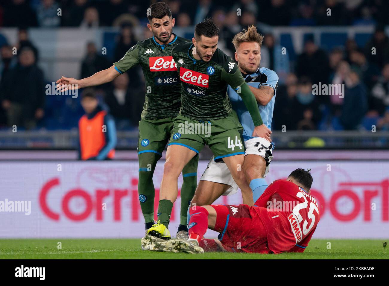 Ciro immobile de SS Lazio lutte pour le ballon avec Kostantinos Manolas de SSC Napoli pendant la série italienne Un match de 2019/2020 entre SS Lazio et SSC Napoli au Stadio Olimpico sur 11 janvier 2020 à Rome, Italie. (Photo de Danilo Di Giovanni/NurPhoto) Banque D'Images