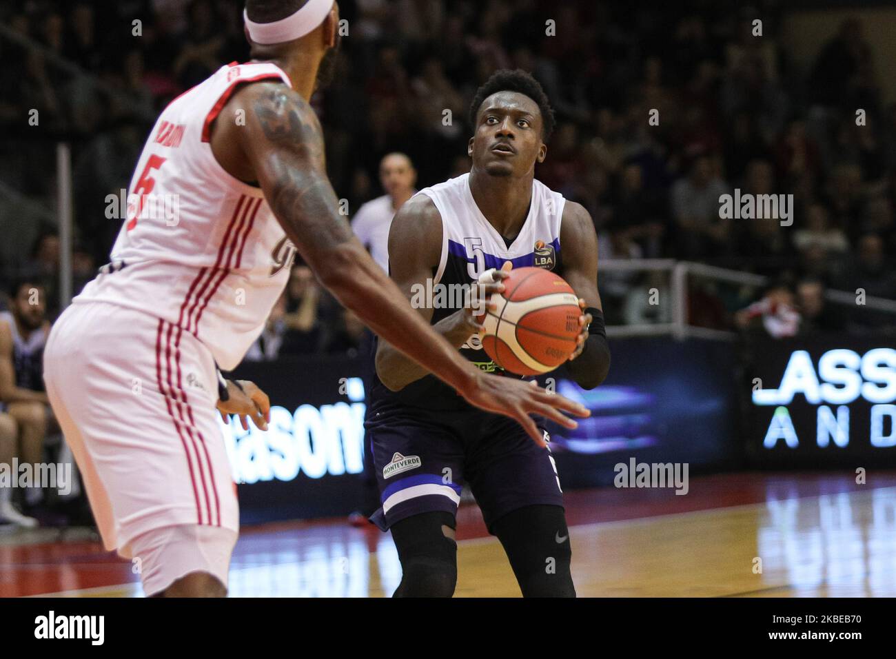 Abass Awudu Abass et Dererk grâce pendant l'Italie Lega Panier de Serie Un match entre Grissin bon Reggio Emilia et Germani Panier Brescia à PalaBigi sur 11 janvier 2020 à Reggio Emilia, Italie. (Photo par Emmanuele Ciancaglini/NurPhoto) Banque D'Images