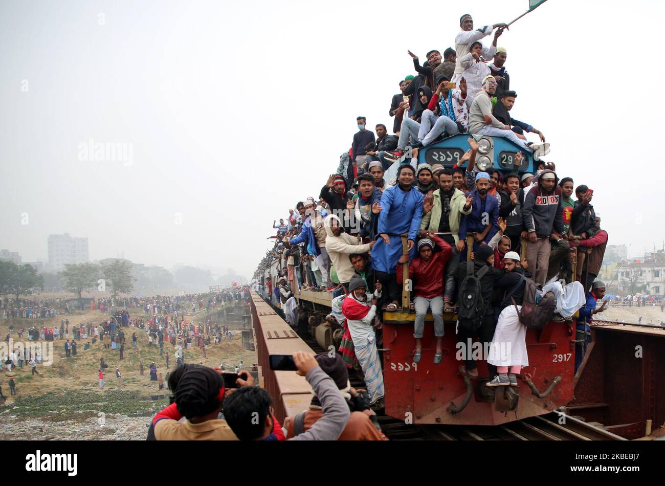 Des milliers de dévotés musulmans rentrent chez eux à bord d'un train surpeuplé après avoir assisté à la dernière prière de Bishwa Ijtema, considéré comme le deuxième plus grand rassemblement musulman après Hajj, à Tongi, dans la banlieue de Dhaka, au Bangladesh. Photo prise le 12 janvier 2020. (Photo de Syed Mahamudur Rahman/NurPhoto) Banque D'Images