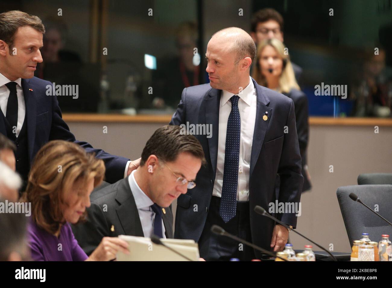 Joseph Muscat s'entretenir avec le Président de la France Emmanuel Macron. Joseph Muscat Premier ministre de la République de Malte, pays insulaire de la Méditerranée. Le Premier ministre maltais, homme politique, leader du Parti Laburista, parti politique social-démocrate vu sur la table ronde pendant la deuxième journée du Conseil européen - Sommet DE L'EURO - réunion des dirigeants de l'UE, au siège de l'Union européenne sur l'13 décembre 2019 à Bruxelles, Belgique. (Photo de Nicolas Economou/NurPhoto) Banque D'Images