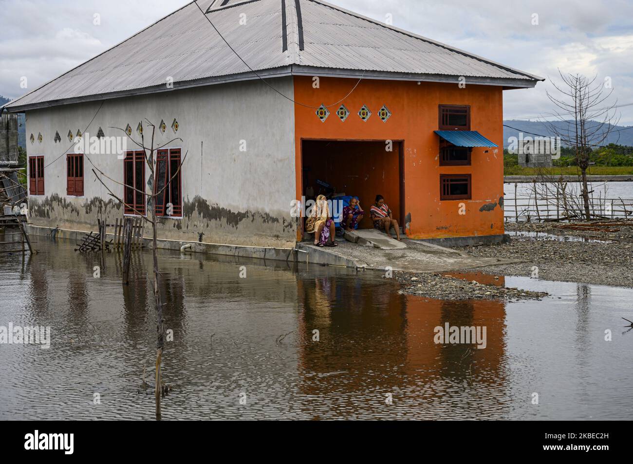 Les résidents se préparent à évacuer en raison des inondations dues aux marées ou de la montée des marées qui ont commencé à s'élever dans le village de Tompe, district de Sirenja, Régence de Donggala, province centrale de Sulawesi, en Indonésie, sur 12 janvier 2020. Inondations dues aux marées qui entrent dans les zones résidentielles, il se produit tous les 15 jours en raison d'une diminution de la surface du terrain aussi profonde que deux mètres en raison du tremblement de terre de magnitude 7,4 centré dans le village de 28 septembre 2018 alors. Les résidents locaux sont forcés de fuir vers des terrains plus élevés et de retourner à leurs maisons après que l'eau a reculé. Cette condition se passe depuis il y a un an et demi jusqu'à Banque D'Images