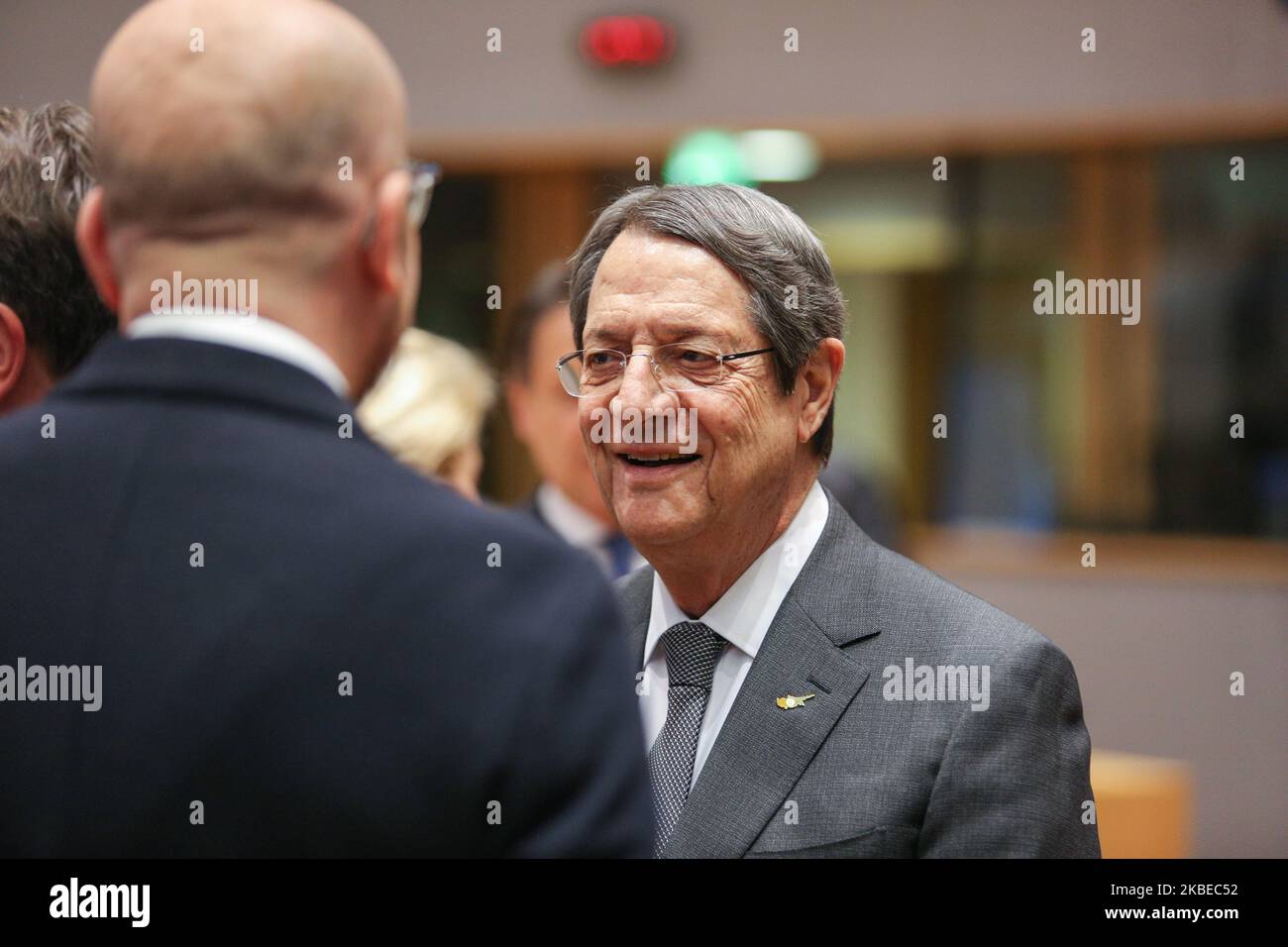 Nicos Anastasiades Président de Chypre, un pays insulaire de la Méditerranée saluant et parlant à Charles Michel. Le président chypriote grec tel qu'il a été vu dans la table ronde entre les autres présidents et premiers ministres lors de la deuxième journée du Conseil européen - Sommet DE L'EURO - réunion des dirigeants de l'UE, au siège de l'Union européenne sur l'13 décembre 2019 à Bruxelles, Belgique. (Photo de Nicolas Economou/NurPhoto) Banque D'Images
