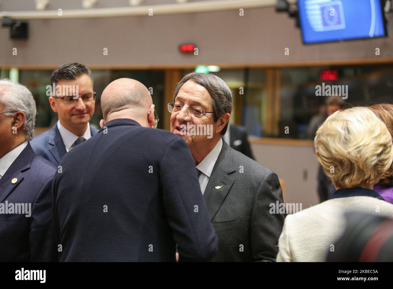 Nicos Anastasiades Président de Chypre, un pays insulaire de la Méditerranée saluant et parlant à Charles Michel. Le président chypriote grec tel qu'il a été vu dans la table ronde entre les autres présidents et premiers ministres lors de la deuxième journée du Conseil européen - Sommet DE L'EURO - réunion des dirigeants de l'UE, au siège de l'Union européenne sur l'13 décembre 2019 à Bruxelles, Belgique. (Photo de Nicolas Economou/NurPhoto) Banque D'Images