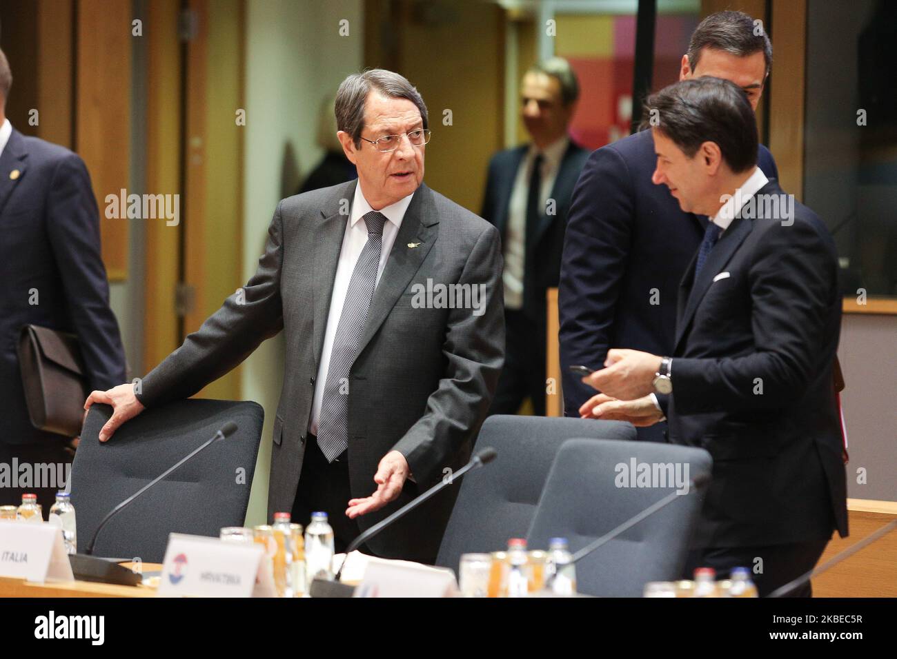 Nicos Anastasiades Président de Chypre, un pays insulaire de la Méditerranée à côté de Giuseppe Conte Premier ministre d'Italie. Le président chypriote grec tel qu'il a été vu dans la table ronde entre les autres présidents et premiers ministres lors de la deuxième journée du Conseil européen - Sommet DE L'EURO - réunion des dirigeants de l'UE, au siège de l'Union européenne sur l'13 décembre 2019 à Bruxelles, Belgique. (Photo de Nicolas Economou/NurPhoto) Banque D'Images