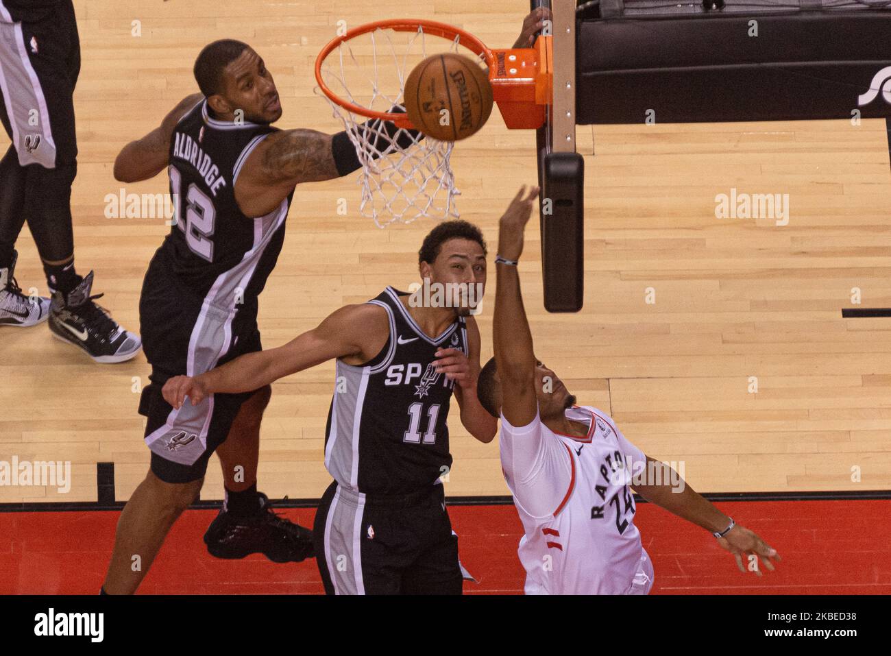 Norman Powell #24 des Raptors de Toronto tire le ballon pendant le match de la saison régulière de la NBA des Raptors de Toronto contre San Antonio Spurs à l'aréna de la Banque Scotia sur 12 janvier 2020 à Toronto, Canada (San Antonio Spurs a gagné 105-104) (photo par Anatoliy Cherkasov/NurPhoto) Banque D'Images