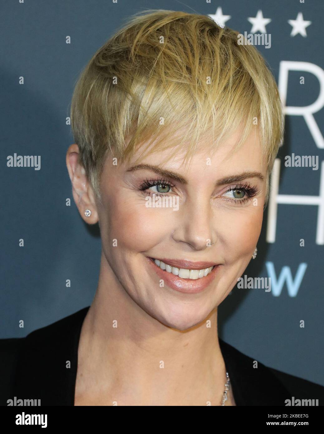 SANTA MONICA, LOS ANGELES, CALIFORNIE, États-Unis - JANVIER 12 : l'actrice Charlize Theron portant une Céline de Hedi Slimane avec des bijoux Messika arrive aux prix du choix des critiques annuels 25th qui se tiennent au Barker Hangar on 12 janvier 2020 à Santa Monica, Los Angeles, Californie, États-Unis. (Photo par Xavier Collin/image Press Agency/NurPhoto) Banque D'Images