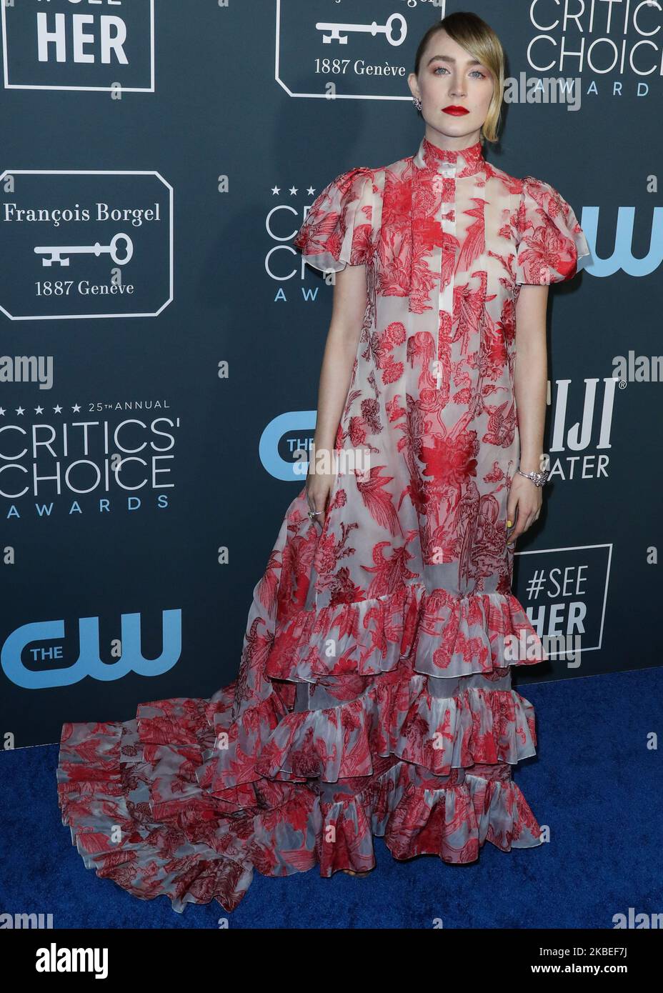 SANTA MONICA, LOS ANGELES, CALIFORNIE, États-Unis - JANVIER 12 : l'actrice Saoirse Ronan portant une robe Erdem, des chaussures Tamara Mellon et des bijoux Niwaka arrivent aux prix du choix des critiques annuels 25th qui se tiennent au Barker Hangar on 12 janvier 2020 à Santa Monica, Los Angeles, Californie, États-Unis. (Photo par Xavier Collin/image Press Agency/NurPhoto) Banque D'Images