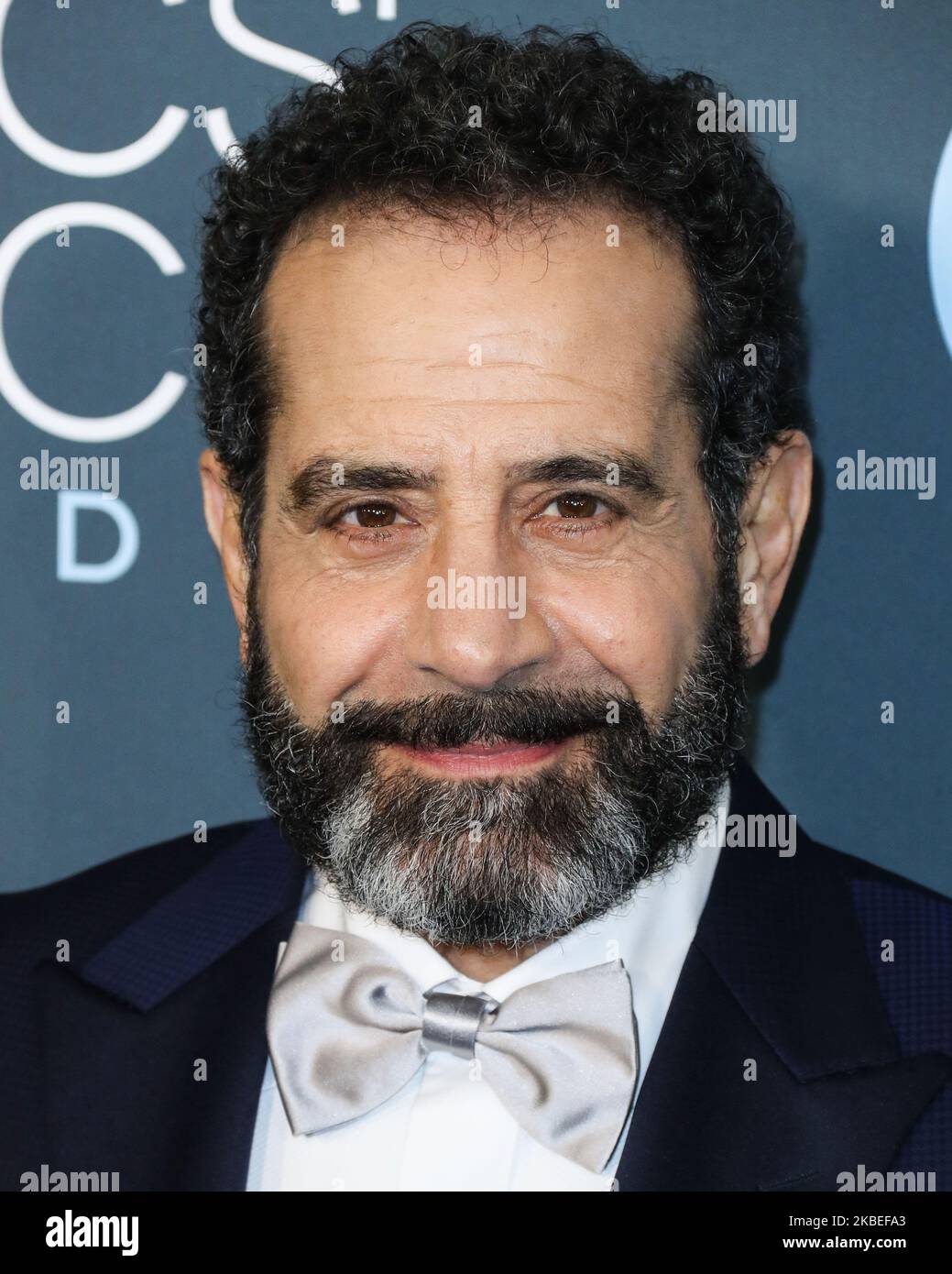 SANTA MONICA, LOS ANGELES, CALIFORNIE, États-Unis - JANVIER 12 : l'acteur Tony Shalhoub portant Canali arrive aux prix du choix des critiques annuels 25th qui se tiennent au Barker Hangar on 12 janvier 2020 à Santa Monica, Los Angeles, Californie, États-Unis. (Photo par Xavier Collin/image Press Agency/NurPhoto) Banque D'Images