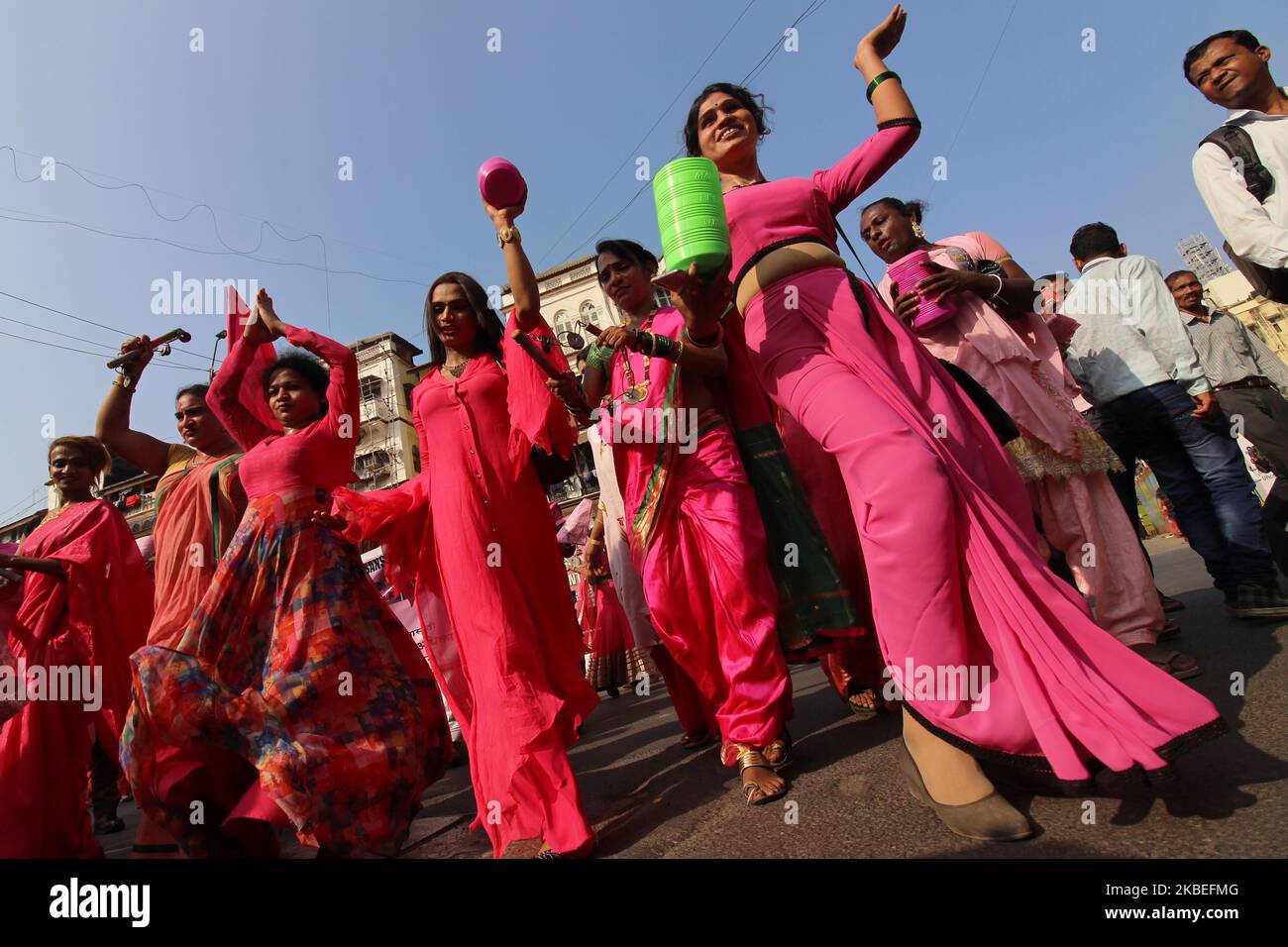 Les militants transgenres dansent lors d'un rassemblement à Mumbai, Inde, le 13 janvier 2020. Le sixième rassemblement rose organisé lundi par une ONG, Kinnar Maa Trust, contre le gouvernement de l'État qui réclame diverses demandes. (Photo par Himanshu Bhatt/NurPhoto) Banque D'Images