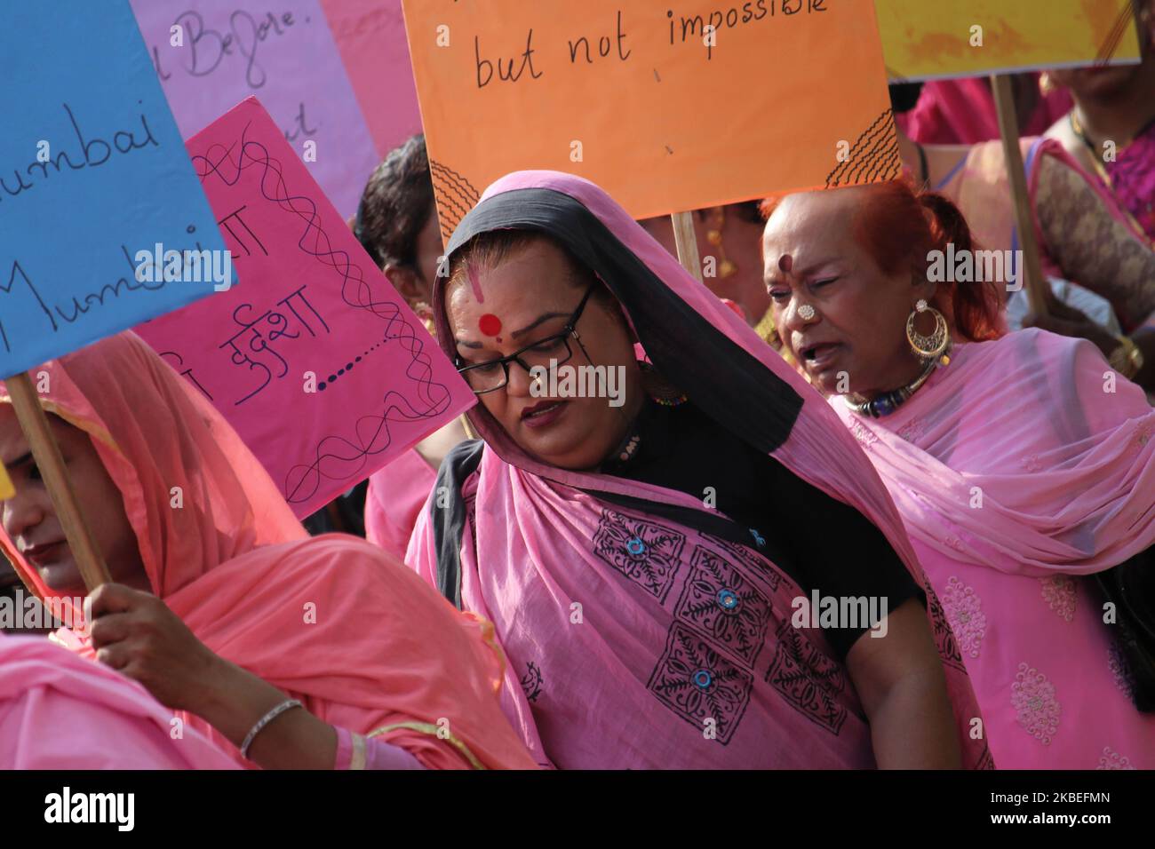 Les militants transgenres tiennent des pancartes lors d'un rassemblement à Mumbai, en Inde, le 13 janvier 2020. Le sixième rassemblement rose organisé lundi par une ONG, Kinnar Maa Trust, contre le gouvernement de l'État qui réclame diverses demandes. (Photo par Himanshu Bhatt/NurPhoto) Banque D'Images