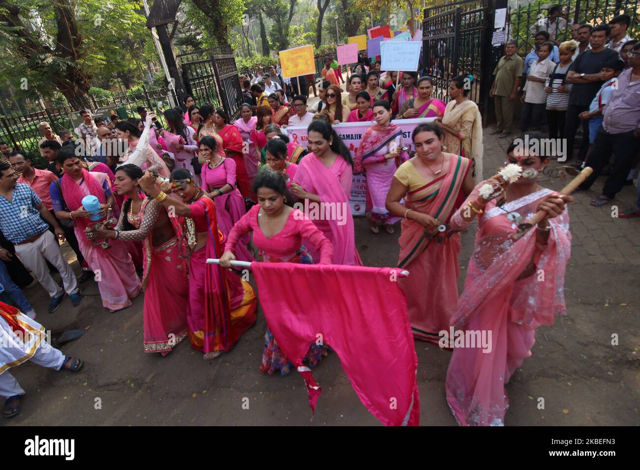 Les militants transgenres dansent lors d'un rassemblement à Mumbai, Inde, le 13 janvier 2020. Le sixième rassemblement rose organisé lundi par une ONG, Kinnar Maa Trust, contre le gouvernement de l'État qui réclame diverses demandes. (Photo par Himanshu Bhatt/NurPhoto) Banque D'Images