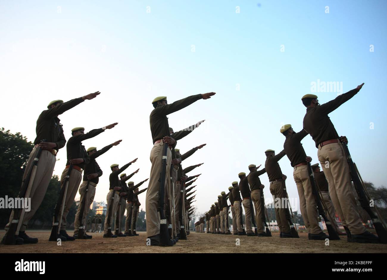 Le personnel de la police de l'Uttar Pradesh répète le défilé en prévision de la Fête de la République, dans les lignes de police Allahabad sur 13 janvier 2020 . (Photo de Ritesh Shukla/NurPhoto) Banque D'Images