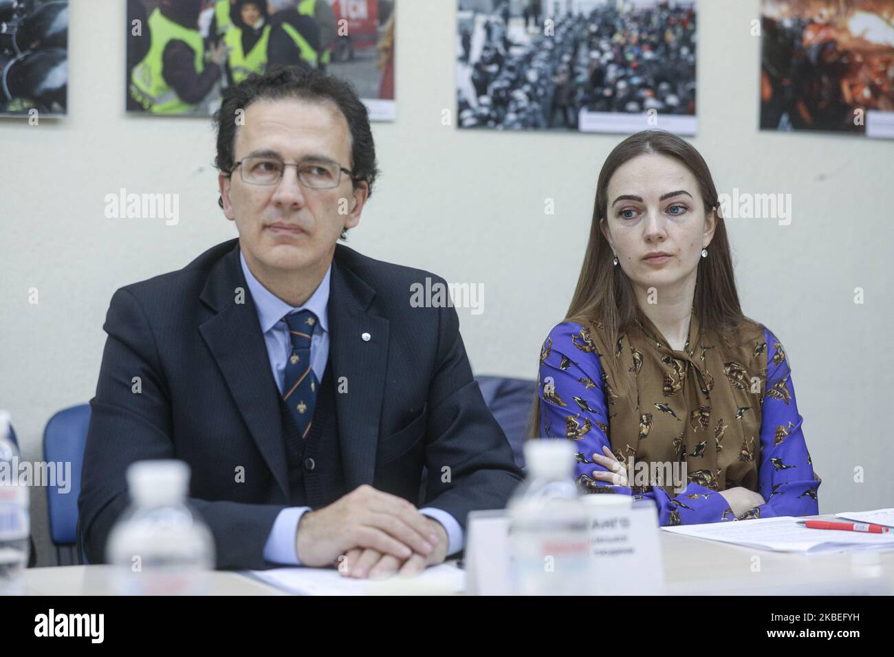 Antonio Stango (L), chef de la Fédération italienne des droits de l'homme, et Oleksandra Matviychuk, chef du Centre ukrainien des libertés civiles, sont vus lors de la conférence de presse Zhanara Akhmetova, journaliste kazakh, à Kiev, en Ukraine, au 13 janvier 2020. Un procès final sur 14 janvier décidera si le journaliste kazakh Zhanara Akhmetova se voit accorder l'asile en Ukraine ou non. (Photo par Sergii Kharchenko/NurPhoto) Banque D'Images