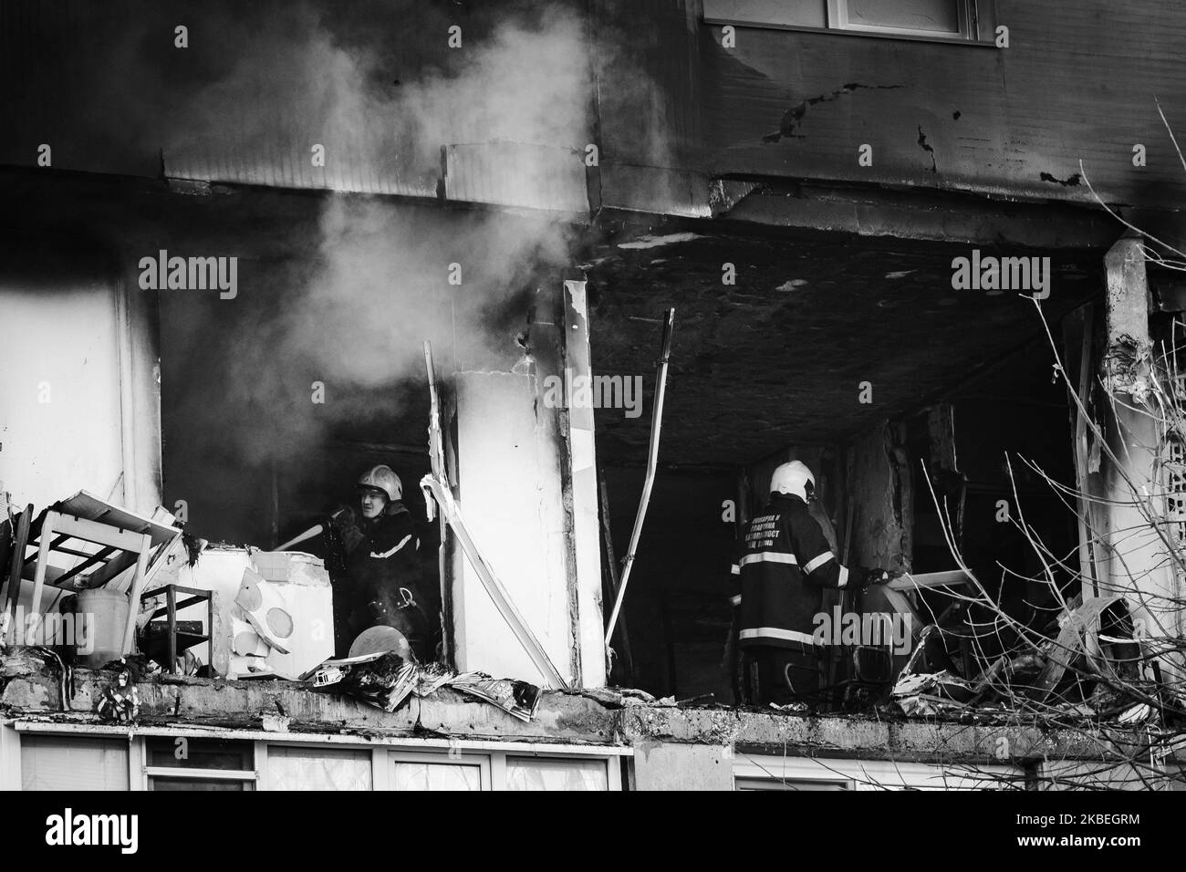 (NOTE DE LA RÉDACTION: L'image a été convertie en noir et blanc) Un coup mortel a tué deux personnes dans un bloc d'appartements à Varna, à environ 450 km à l'est de la capitale bulgare Sofia le 13 janvier 2020. Selon des informations préliminaires, une femme avait été tuée dans l'explosion. Une deuxième victime a été trouvée à l'intérieur du bâtiment. Il n'est pas encore clair quelle est la cause de l'expolsion. (Photo de Petko Momchilov/impact Press Group/NurPhoto) Banque D'Images