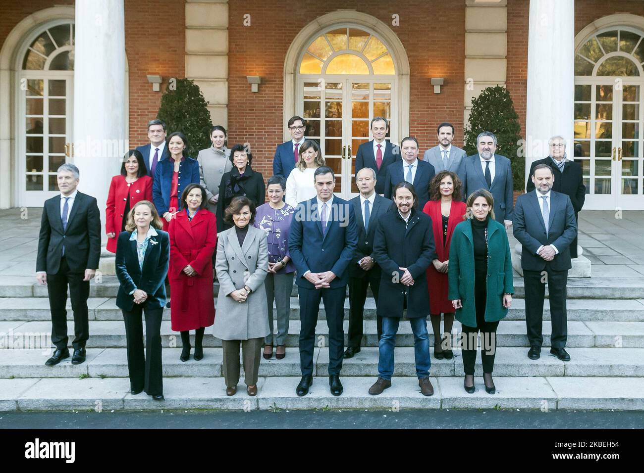(G-D en première ligne) Vice-Premier ministre espagnol des Affaires économiques Nadia Calvino, première Vice-première ministre espagnole et ministre de la Présidence et des relations avec le Parlement Carmen Calvo, Premier ministre espagnol Pedro Sanchez, Vice-Premier ministre espagnol pour les droits sociaux et l'Agenda 2030 de l'Espagne Pablo Iglesias, La vice-première ministre espagnole de la transition écologique et du défi démographique Teresa Ribera, (deuxième rangée du G-D) le ministre espagnol de l'intérieur Fernando Grande-Marlaska, le ministre espagnol de la défense Margarita Robles, le ministre espagnol des Affaires étrangères Arancha Gonzalez Laya, le ministre espagnol des Mines Banque D'Images