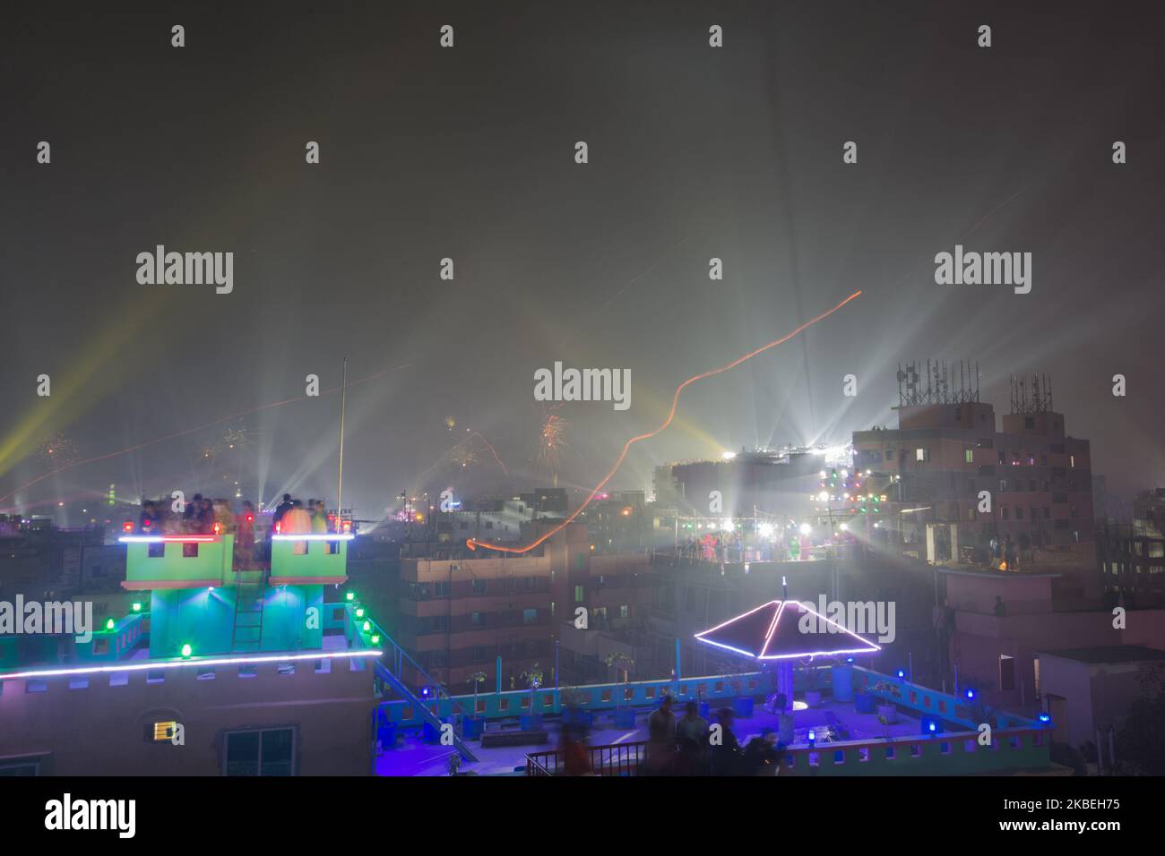 Les habitants de la vieille ville de Dhaka jouent au fractionnement du feu en utilisant du kérosène sur le toit de leur bâtiment à l'occasion du festival Shakrain à Dhaka, au bangladesh, sur 14 janvier 2019. Shakrain Festival, également connu sous le nom de Kite festival, est une célébration annuelle à Dhaka, au Bangladesh, observée avec le vol de cerfs-volants. Il se produit à la fin de Poush, le neuvième mois du calendrier bengali (14 janvier ou 15 dans le calendrier grégorien). Shakrain Festival est l'un des plus anciens festivals annuels du Bangladesh. C'est un événement célèbre et très important dans la culture bangladaise. C'est le symbole de l'unité et de l'amitié à Ban Banque D'Images