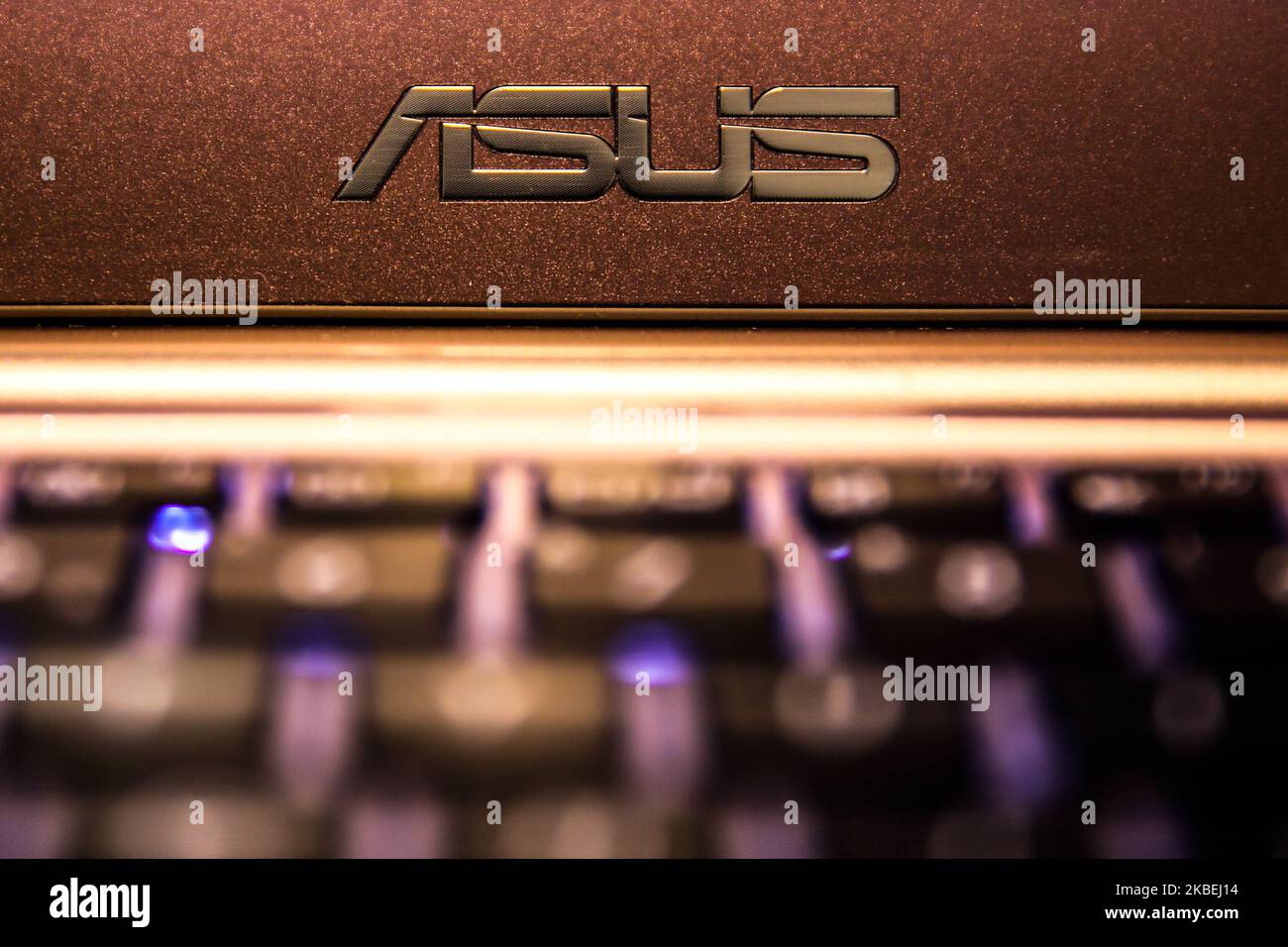 Dans cette illustration, le logo ASUS est visible sur l'ordinateur dans cette photo prise à Cracovie, Pologne sur 11 janvier 2020. (Photo d'illustration par Jakub Porzycki/NurPhoto) Banque D'Images