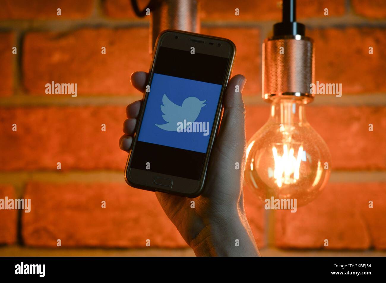 Une vue du logo Twitter sur l'écran d'un téléphone portable. Sur 14 janvier 2020, à Cracovie, en Pologne. (Photo par Artur Widak/NurPhoto) Banque D'Images