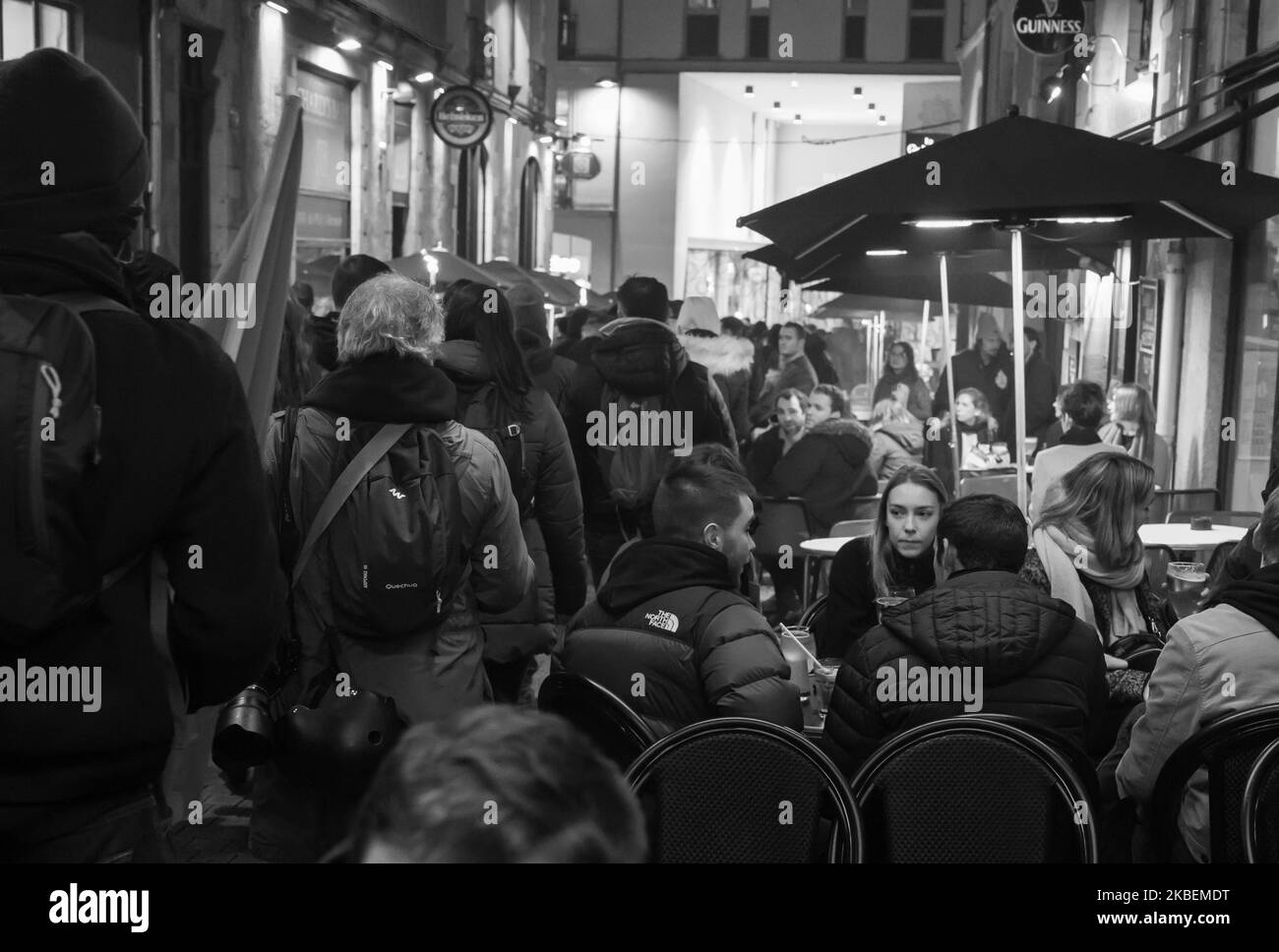 (NOTE DE L'ÉDITEUR: L'image a été convertie en noir et blanc) les gens se rassemblent pour participer à une marche aux chandelles contre la réforme des retraites à Nantes, France sur 15 janvier 2020. Le 42nd jour de la grève contre le projet de réforme des retraites, des grévistes et des inter-unionistes (CGT, FO, FSU, Solidaires) ont organisé une manifestation nocturne au flambeaux. (Photo par Estelle Ruiz/NurPhoto) Banque D'Images