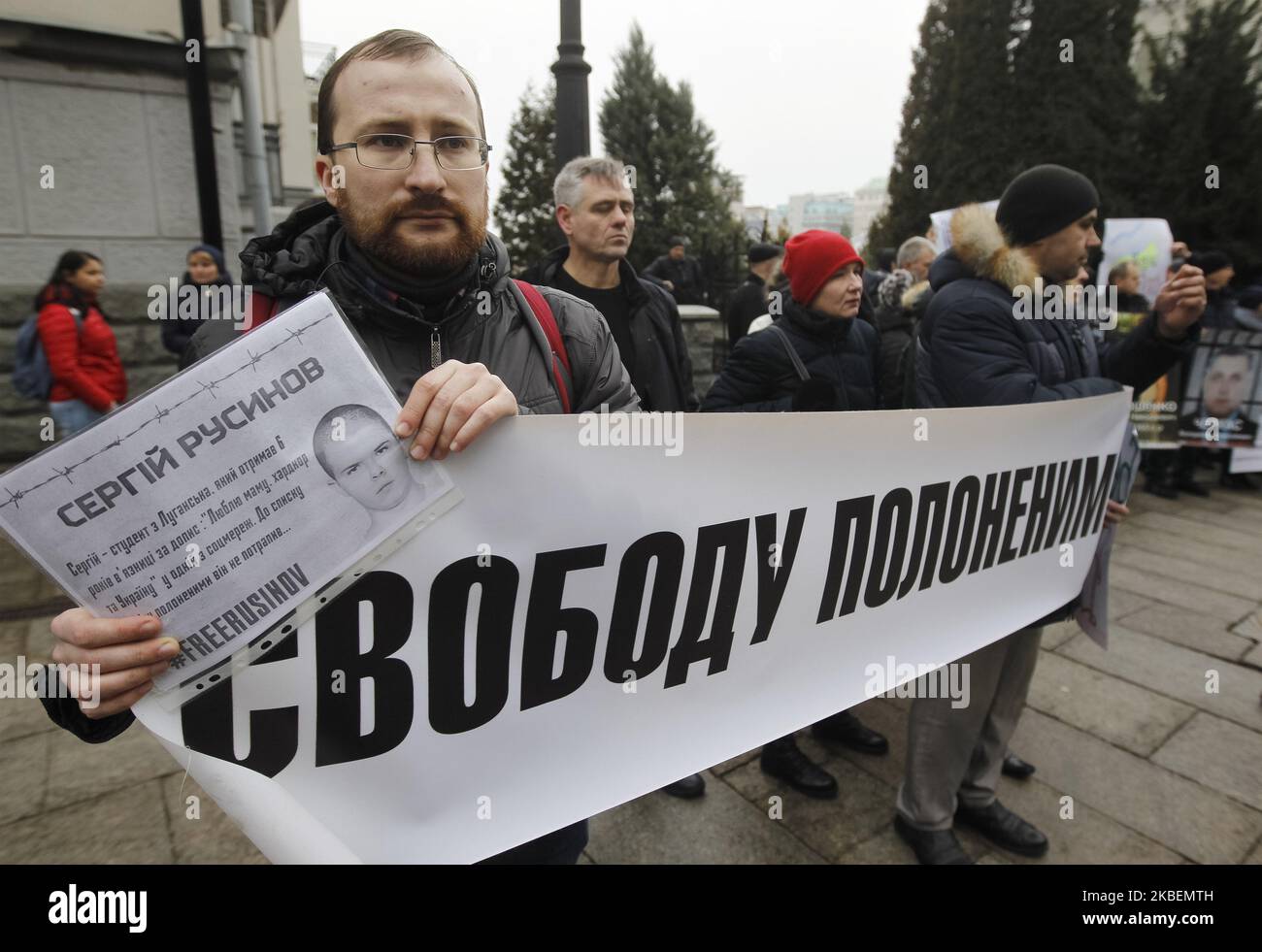 Un homme tient une pancarte portant la mention « liberté aux prisonniers ! », lors d'un rassemblement de parents et d'amis en soutien aux prisonniers ukrainiens, capturés dans les régions orientales contrôlées par les séparatistes pro-russes, près du bureau du Président à Kiev, en Ukraine, le 16 janvier 2020. Les présidents ukrainien et russe ont accepté de procéder à l'approbation des listes pour la libération des Ukrainiens, y compris des Crimée de Crimée et de Russie, et des Russes tenus en Ukraine, a rapporté le site Web du président ukrainien le 31 décembre 2019. (Photo par STR/NurPhoto) Banque D'Images