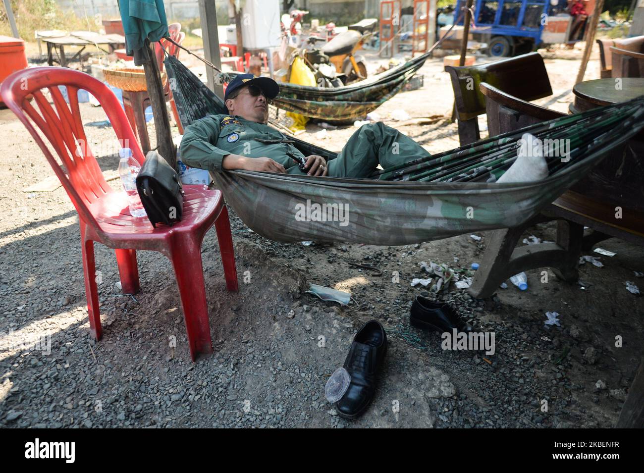 Un policier local ayant un repos pendant une pause à l'intérieur d'un restaurant local près de Bokor Gateway, à Krong Kampot. Lundi, 6 janvier 2020, Kep City, Cambodge. (Photo par Artur Widak/NurPhoto) Banque D'Images