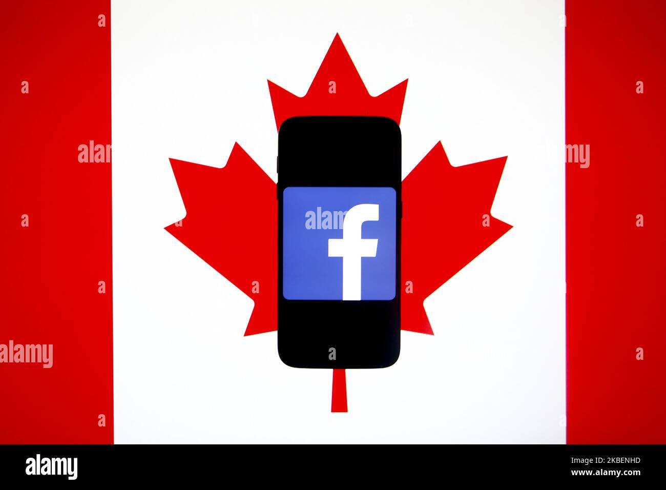 Le logo Facebook est affiché sur un écran de téléphone mobile photographié sur le fond du drapeau national de Cabada, pour une photo d'illustration prise à Cracovie, en Pologne, le 15th janvier 2020. (Photo d'illustration par Beata Zawrzel/NurPhoto) Banque D'Images
