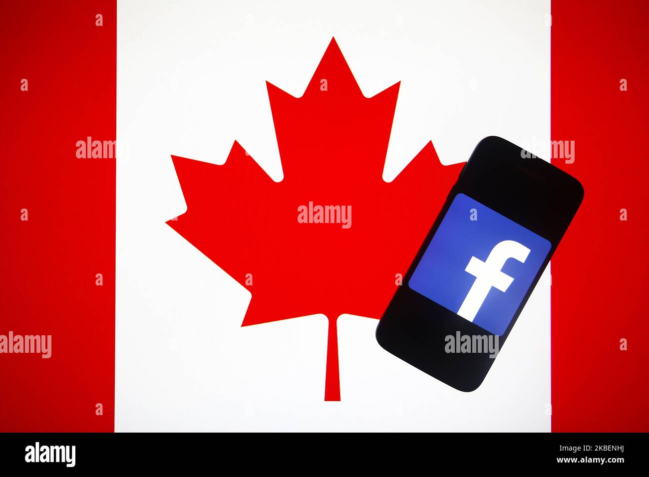 Le logo Facebook est affiché sur un écran de téléphone mobile photographié sur le fond du drapeau national de Cabada, pour une photo d'illustration prise à Cracovie, en Pologne, le 15th janvier 2020. (Photo d'illustration par Beata Zawrzel/NurPhoto) Banque D'Images