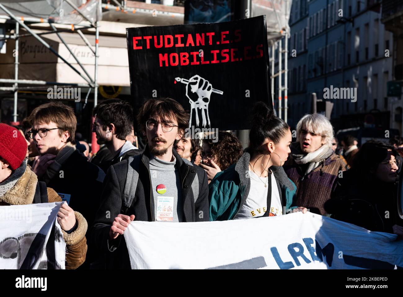 Une procession d'étudiants en grève était présente le jeudi 16 janvier 2020, le 43rd jour du mouvement de grève, comme plusieurs milliers de personnes ont manifesté à Paris contre la réforme des retraites, répondant à l'appel de l'intersyndicale composé de la CGT, FO, FSU, solidaires et organisations de jeunesse. (Photo de Samuel Boivin/NurPhoto) Banque D'Images