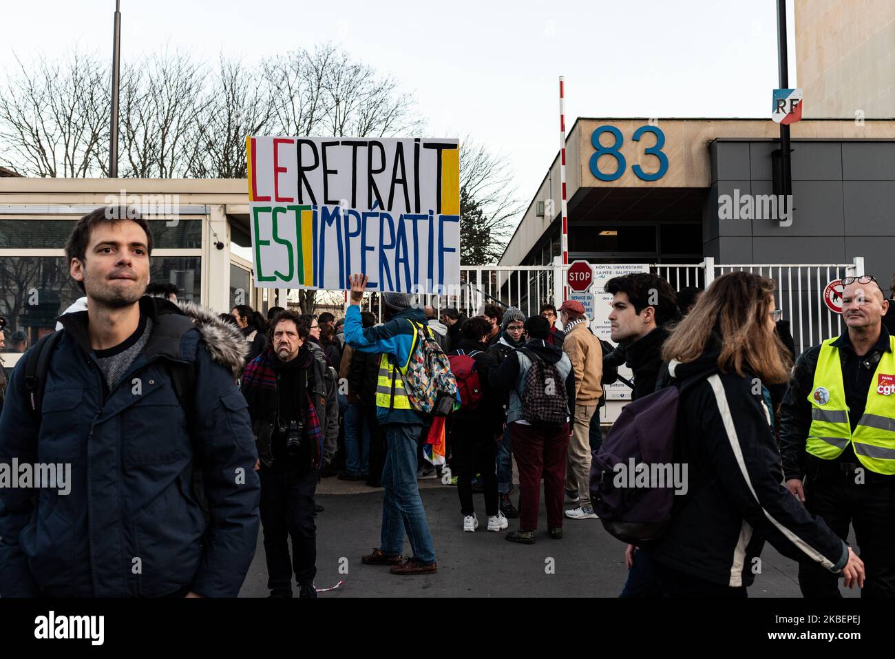 Un manifestant porte un signe avec les mots « le trait est impératif » (retrait impératif) devant l'entrée de l'Hôpital de la Pitié-Salpétrière le jeudi 16 janvier 2020, le 43rd jour du mouvement de grève, Lorsque plusieurs milliers de personnes ont manifesté à Paris contre la réforme des retraites, répondant à l'appel de l'intersyndicale composé de la CGT, de l'FO, de la FSU, des Solidaires et des organisations de jeunesse. (Photo de Samuel Boivin/NurPhoto) Banque D'Images